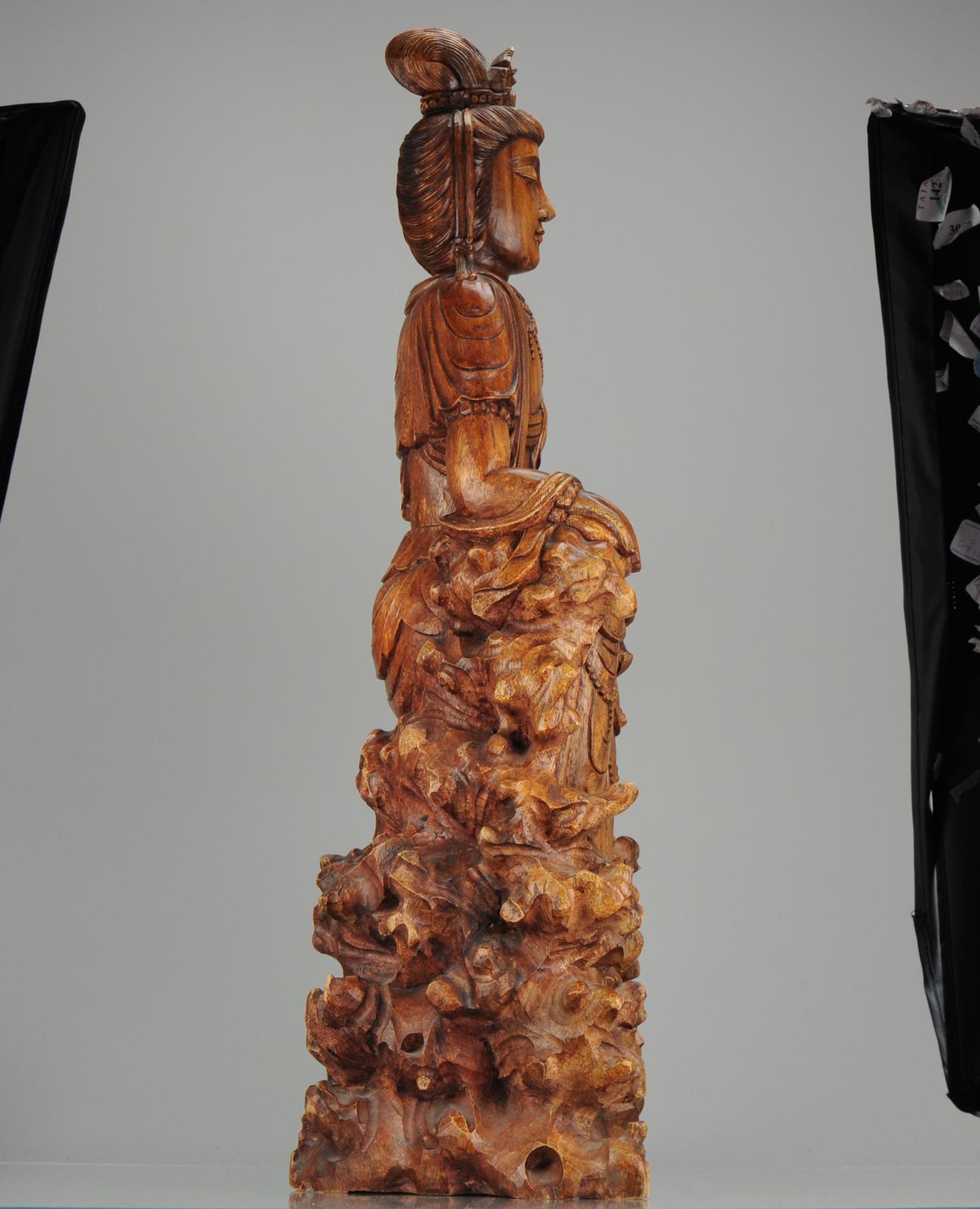 Chinois Grande statue chinoise en bois sculpté des déesses Guanyin, 20e siècle en vente