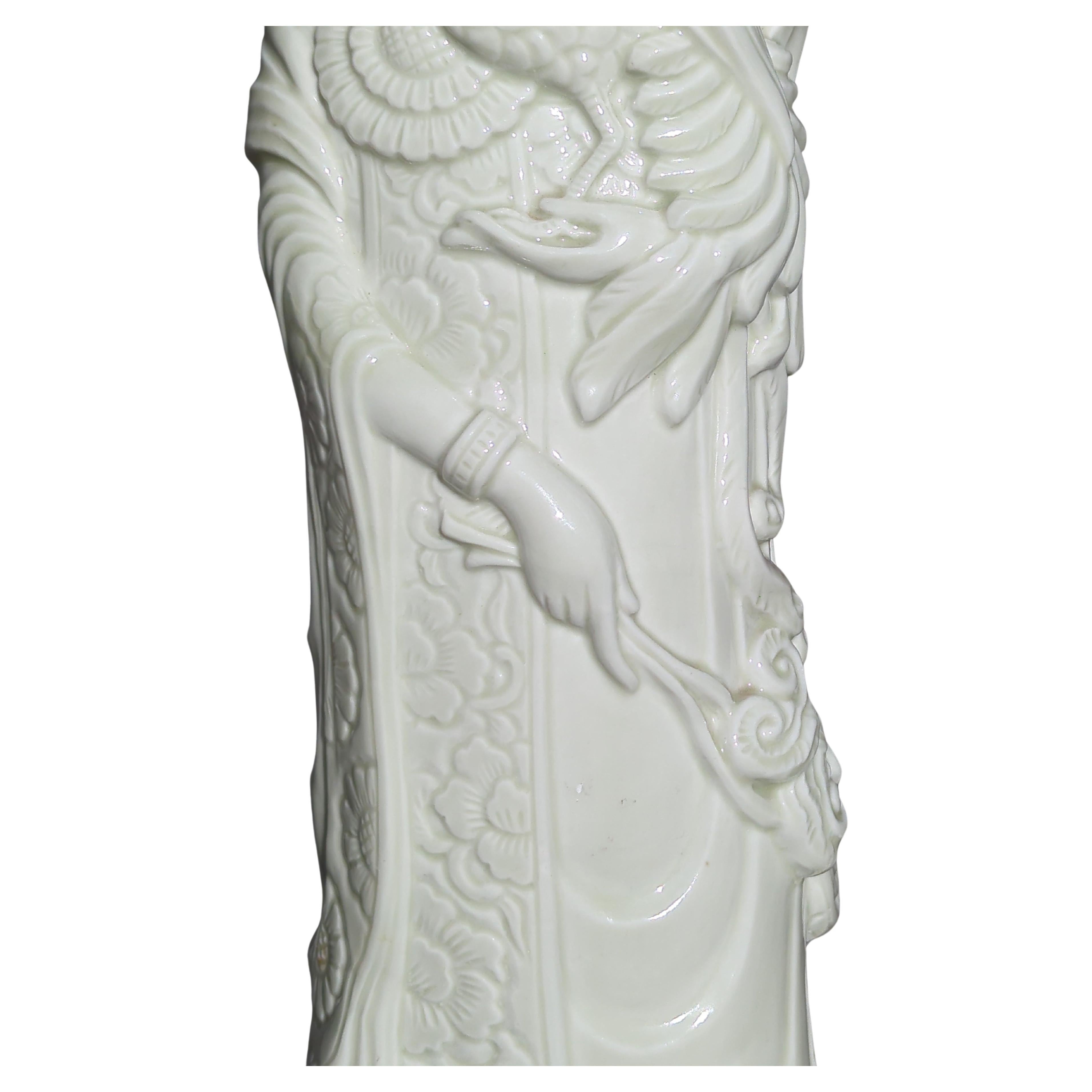 Diese riesige, 23 Zoll große Statue aus chinesischem Vintage-Porzellan stellt Xi Wang Mu (西王母) dar, die verehrte Göttin des westlichen Paradieses, eine Figur von großer Bedeutung in der taoistischen Mythologie. Xi Wang Mu, die als Königinmutter des