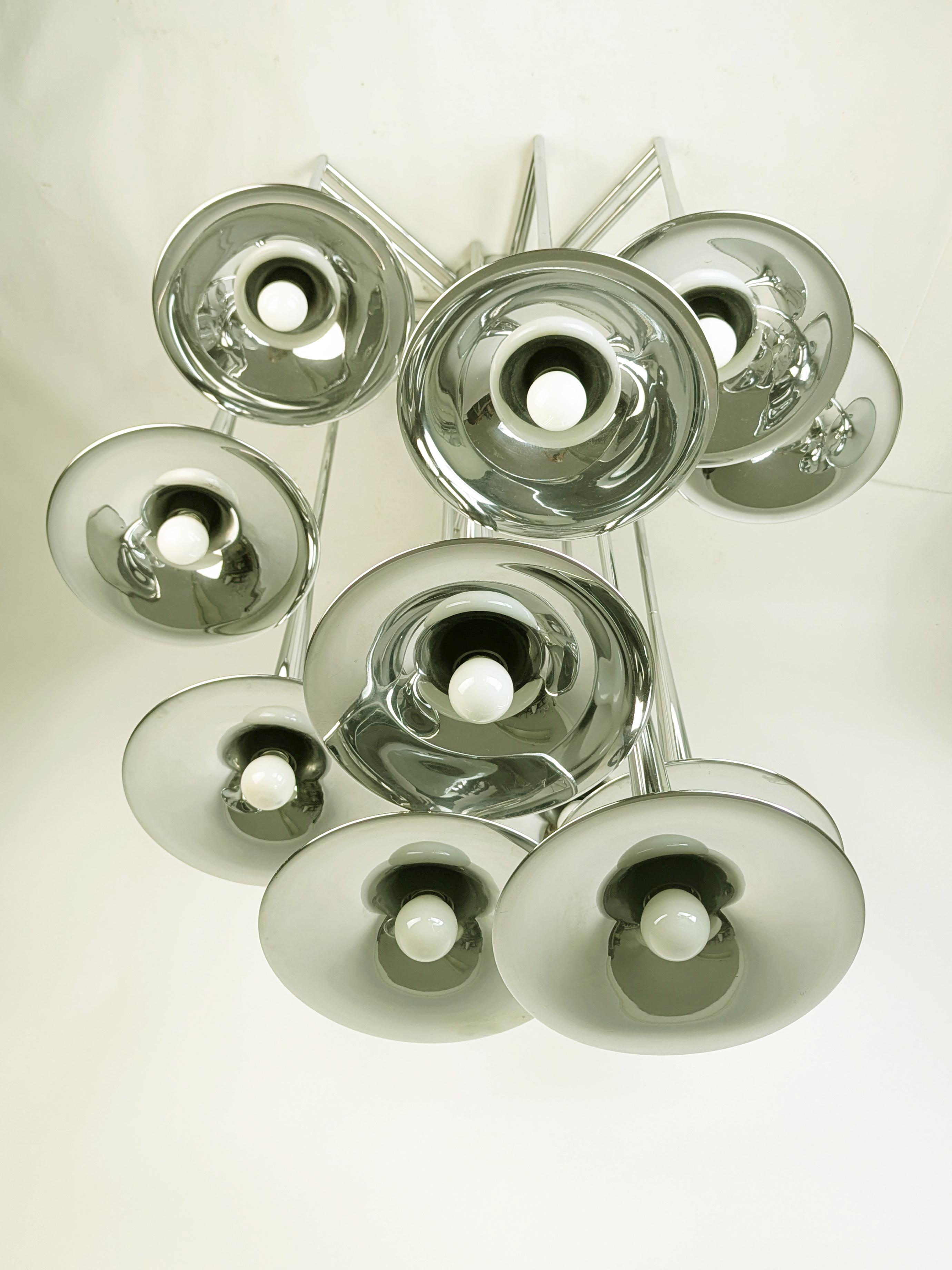 Large 12-light Trompet chandelier by Goffredo Reggiani, produced in Italy in the 1970s. Very good vintage condition: surface has been polished. E27 lamp sockets have been partially replaced. One arm welded. Original wiring.