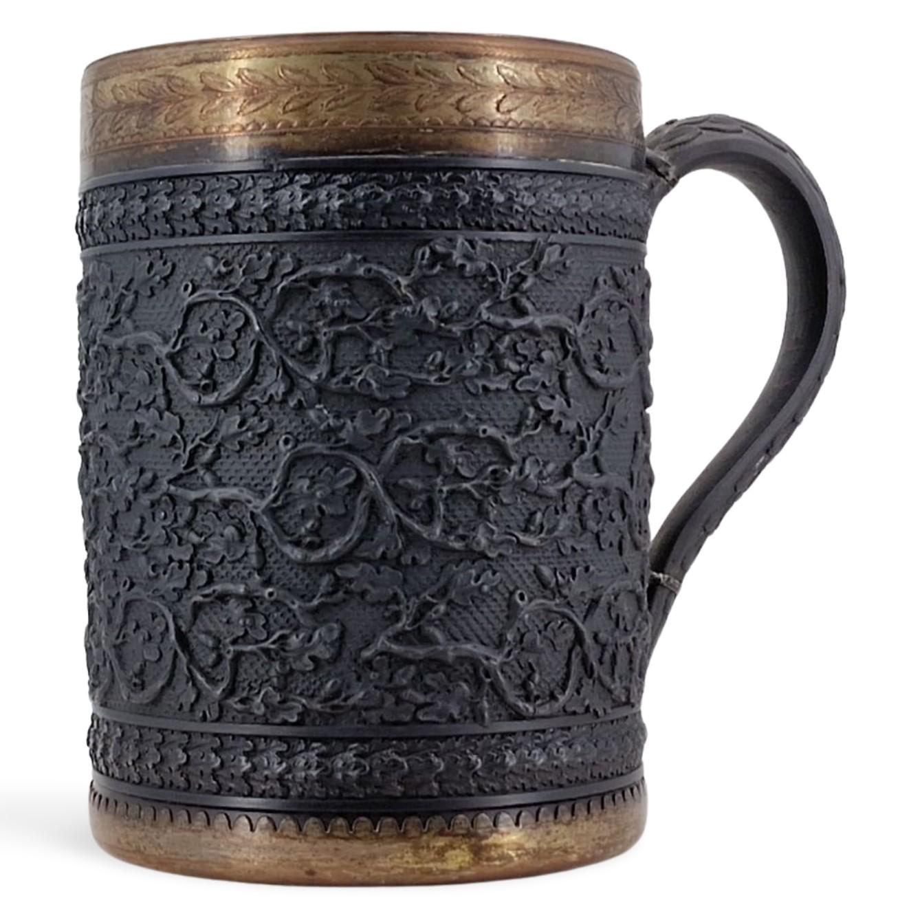 Una tazza da sidro oversize, in basalto nero, con bordo in Sheffield Plate. Probabilmente non era destinato all'uso, ma come espediente pubblicitario; era destinato a essere esposto nella vetrina di una taverna. A un certo punto del passato sembra