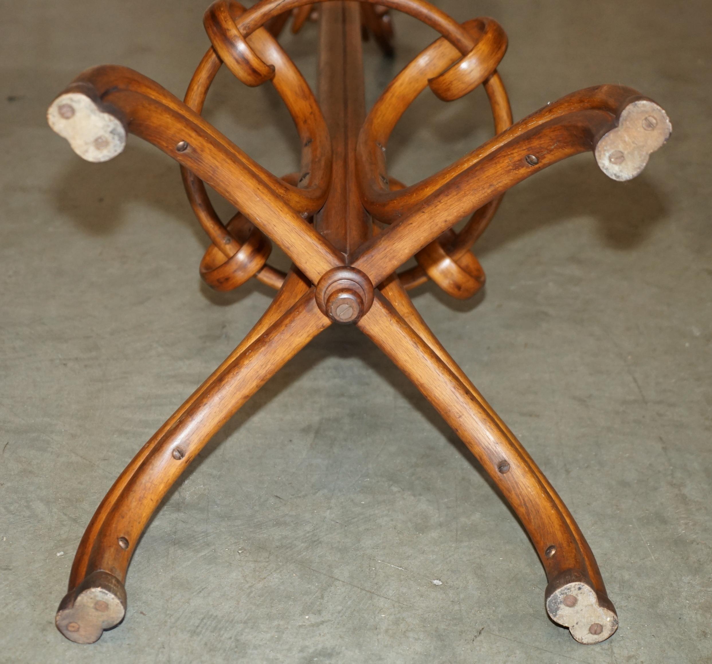 ENORME PORTATILE IN LEGNO BENTORNATO DEL CIRCA DEL 1900 PER CAPPELLI E SCIARPE in vendita 2