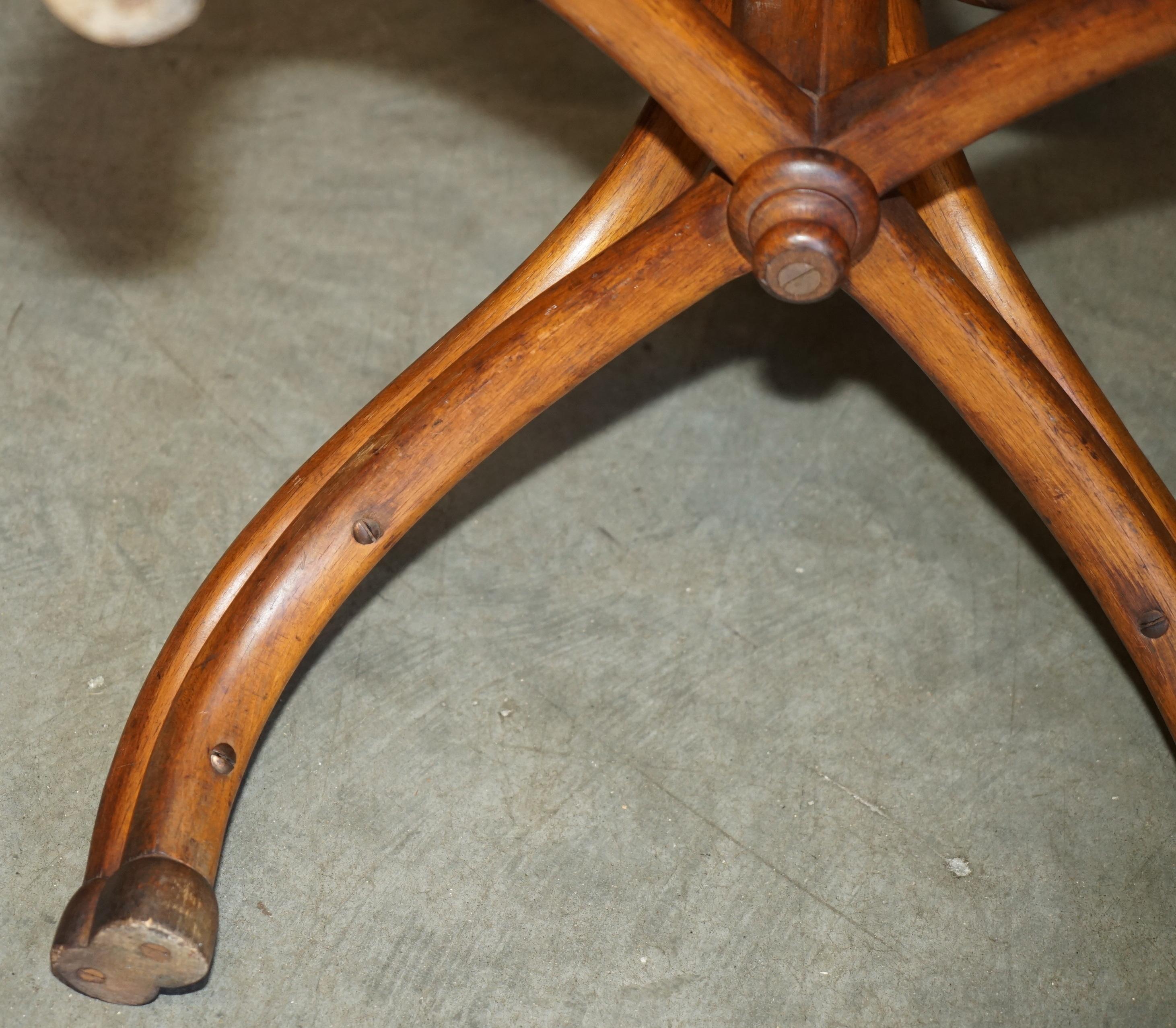 ENORME PORTATILE IN LEGNO BENTORNATO DEL CIRCA DEL 1900 PER CAPPELLI E SCIARPE in vendita 3