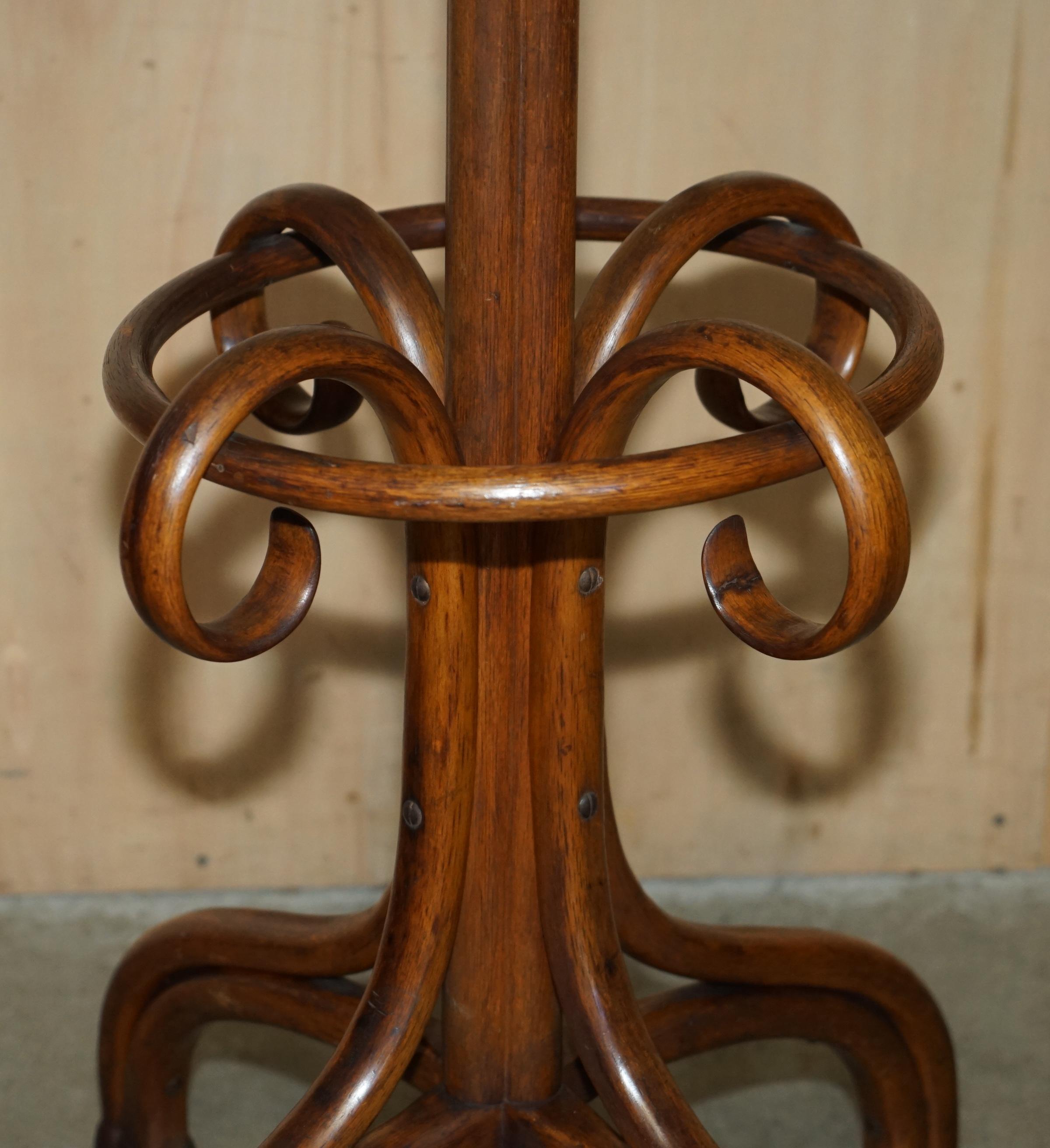 Europeo ENORME PORTATILE IN LEGNO BENTORNATO DEL CIRCA DEL 1900 PER CAPPELLI E SCIARPE in vendita