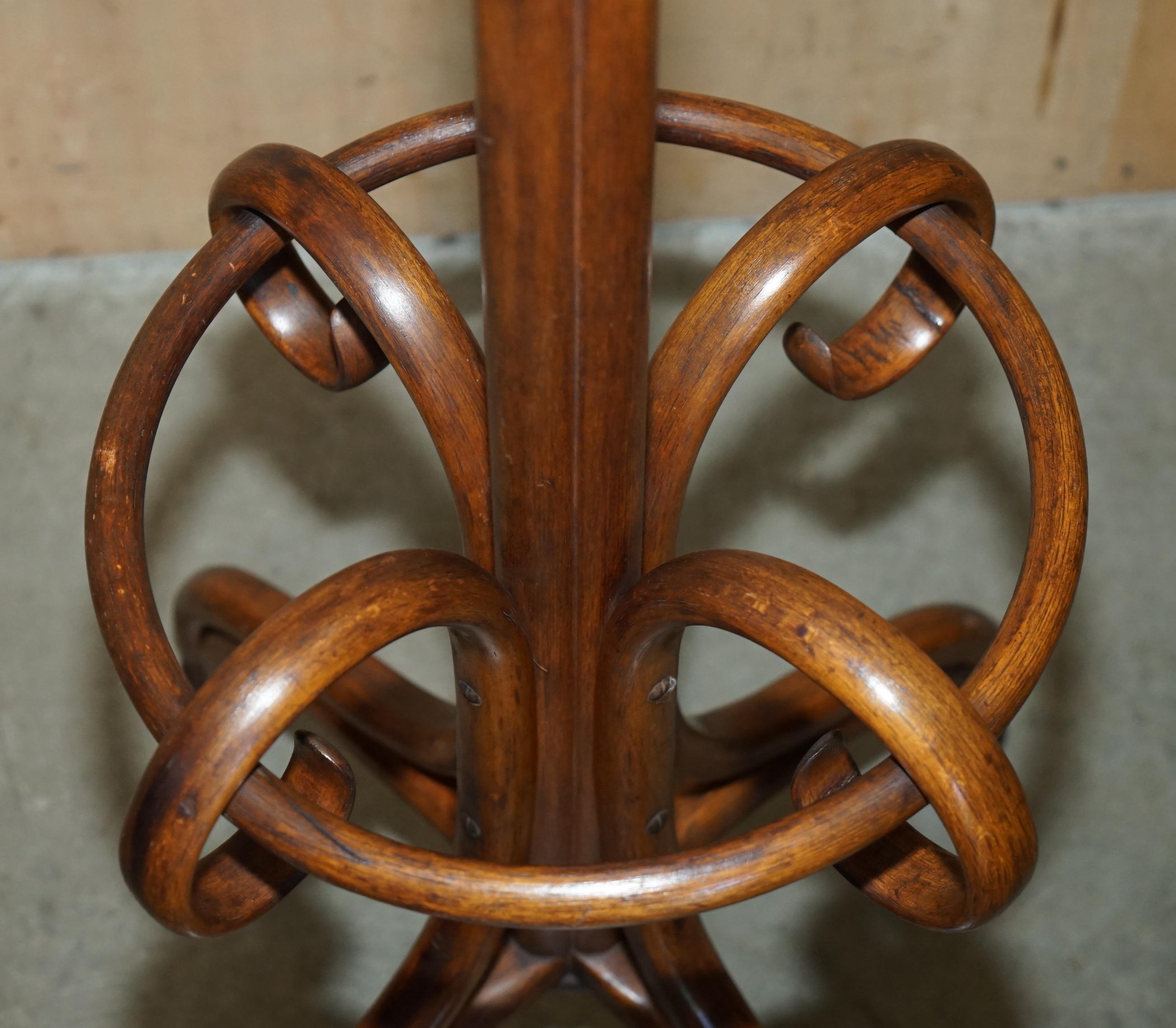 Fatto a mano ENORME PORTATILE IN LEGNO BENTORNATO DEL CIRCA DEL 1900 PER CAPPELLI E SCIARPE in vendita