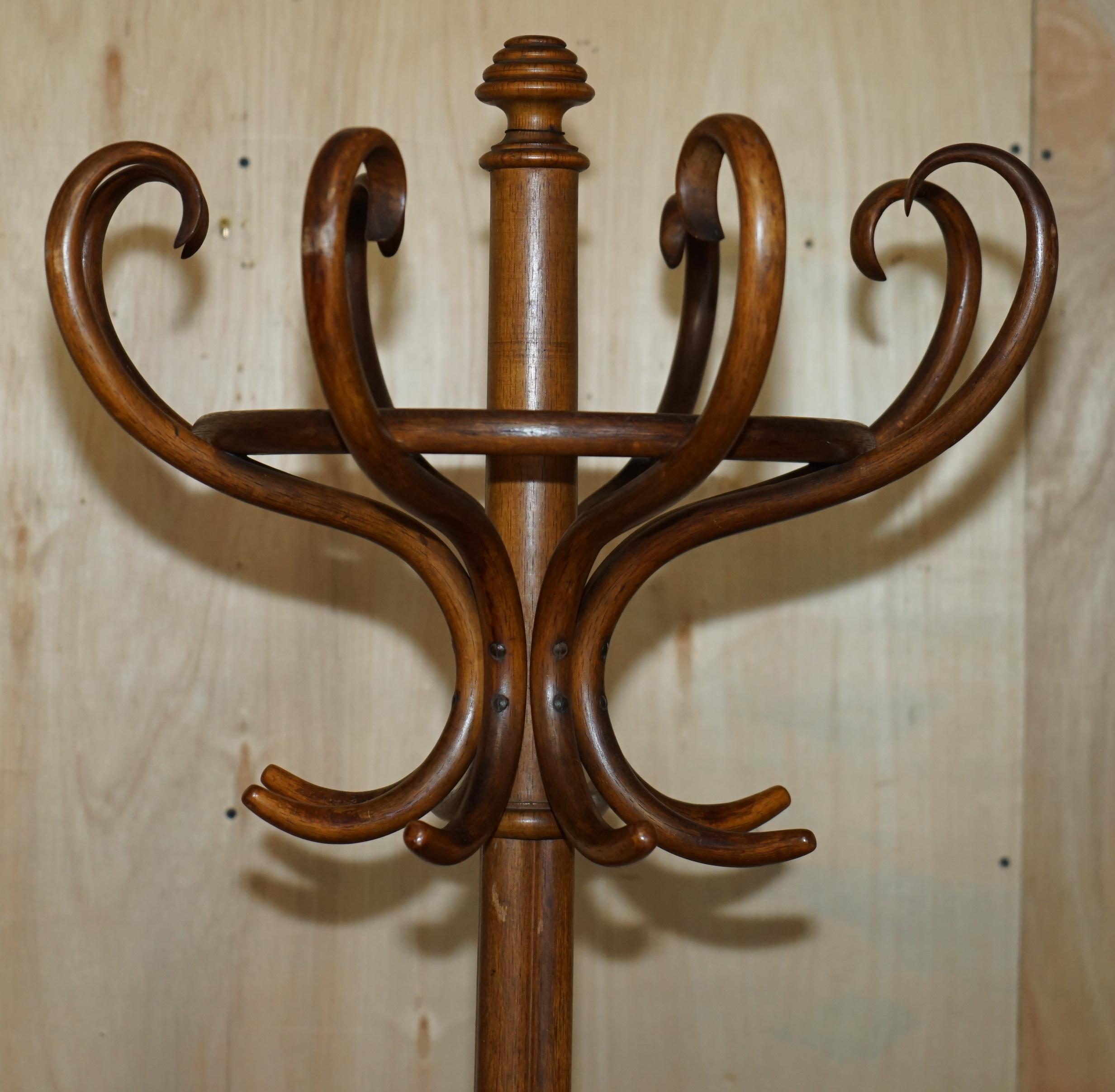 ENORME PORTATILE IN LEGNO BENTORNATO DEL CIRCA DEL 1900 PER CAPPELLI E SCIARPE In condizioni buone in vendita a West Sussex, Pulborough