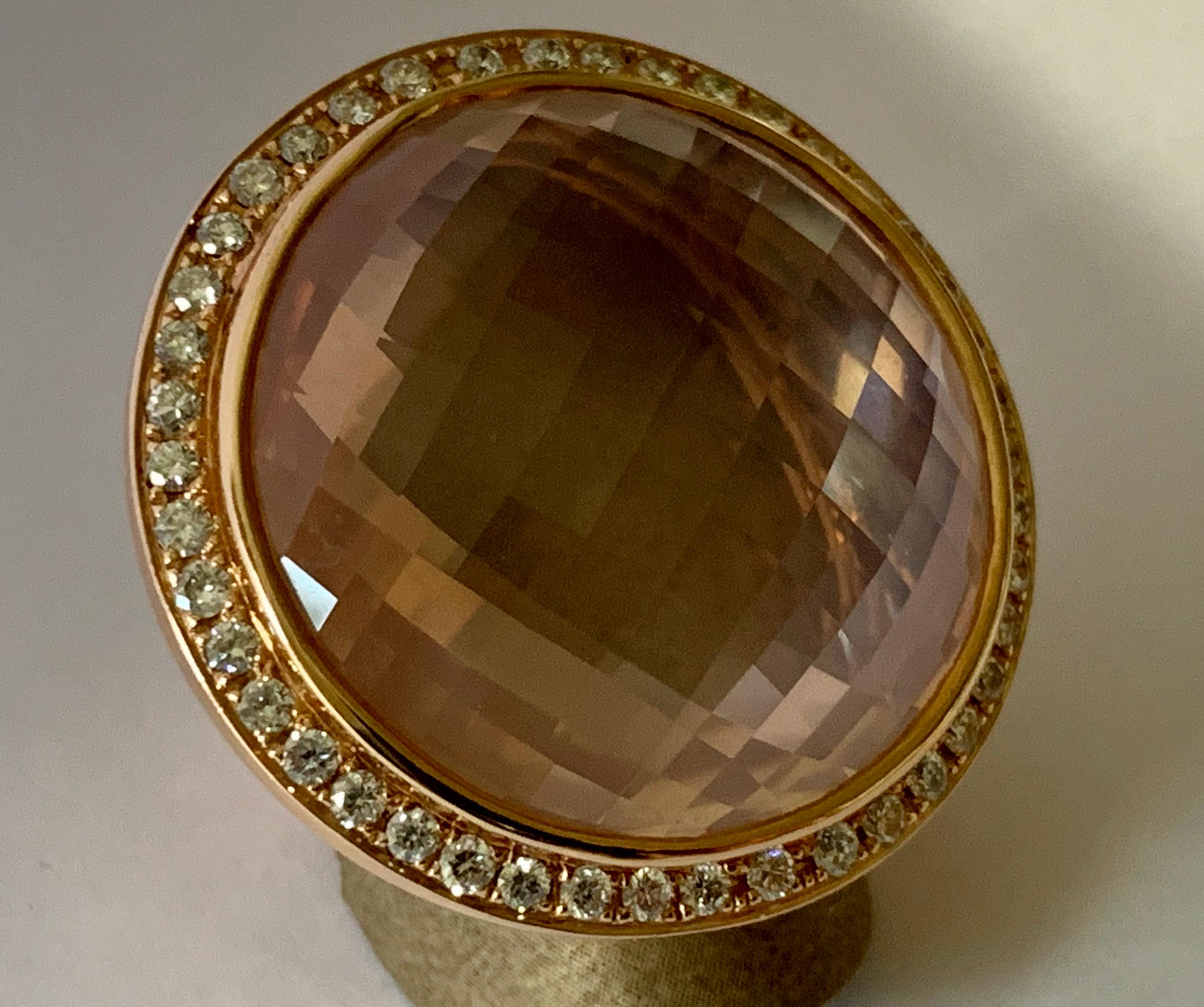 Contemporain Grande bague cocktail en or rose 18 carats avec quartz rose et diamants en vente