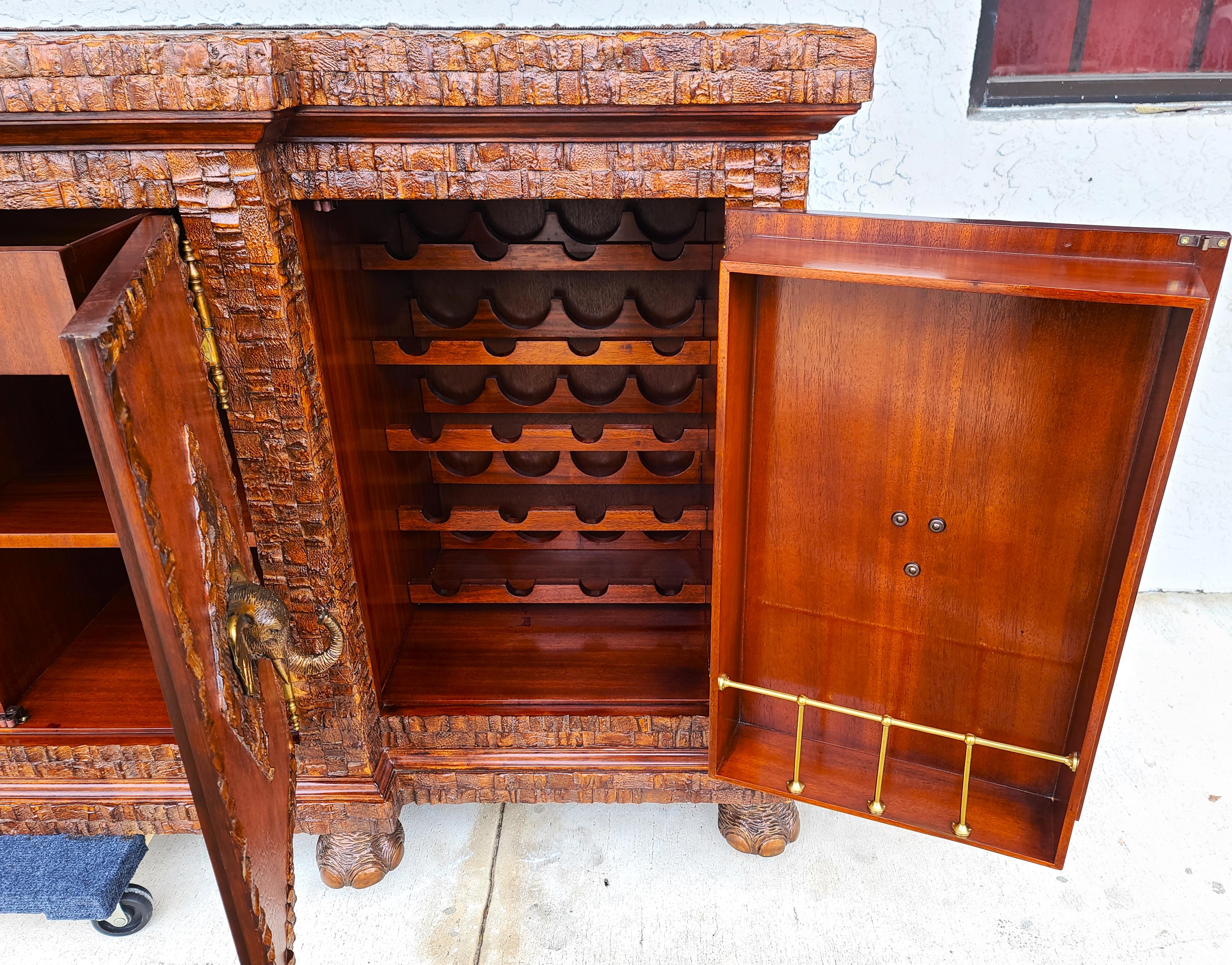Mueble Bar Seco Elefantes de latón de concha de coco y tapa de latón by Lloyd Buxton finales del siglo XX en venta