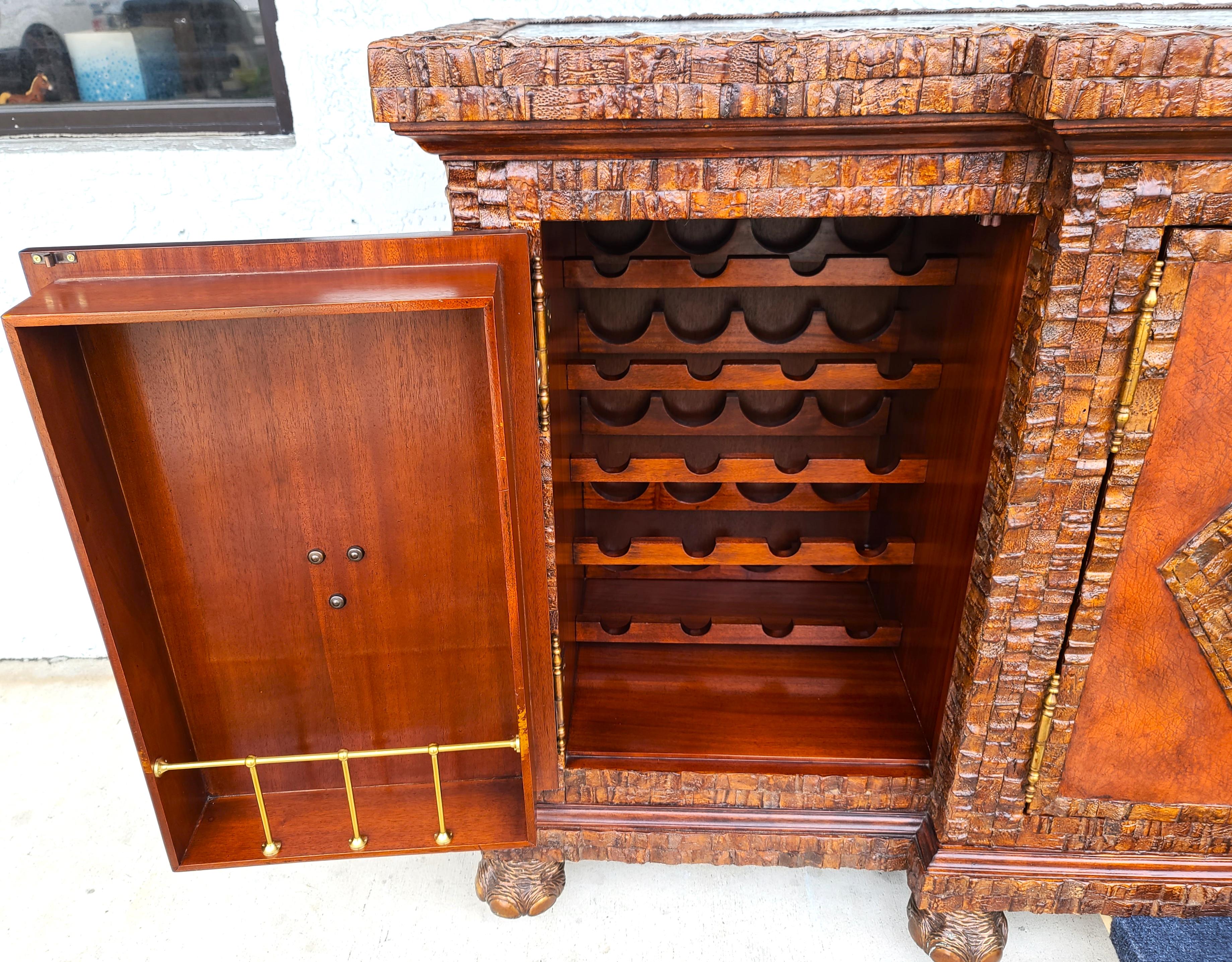 Mueble Bar Seco Elefantes de latón de concha de coco y tapa de latón by Lloyd Buxton Latón en venta
