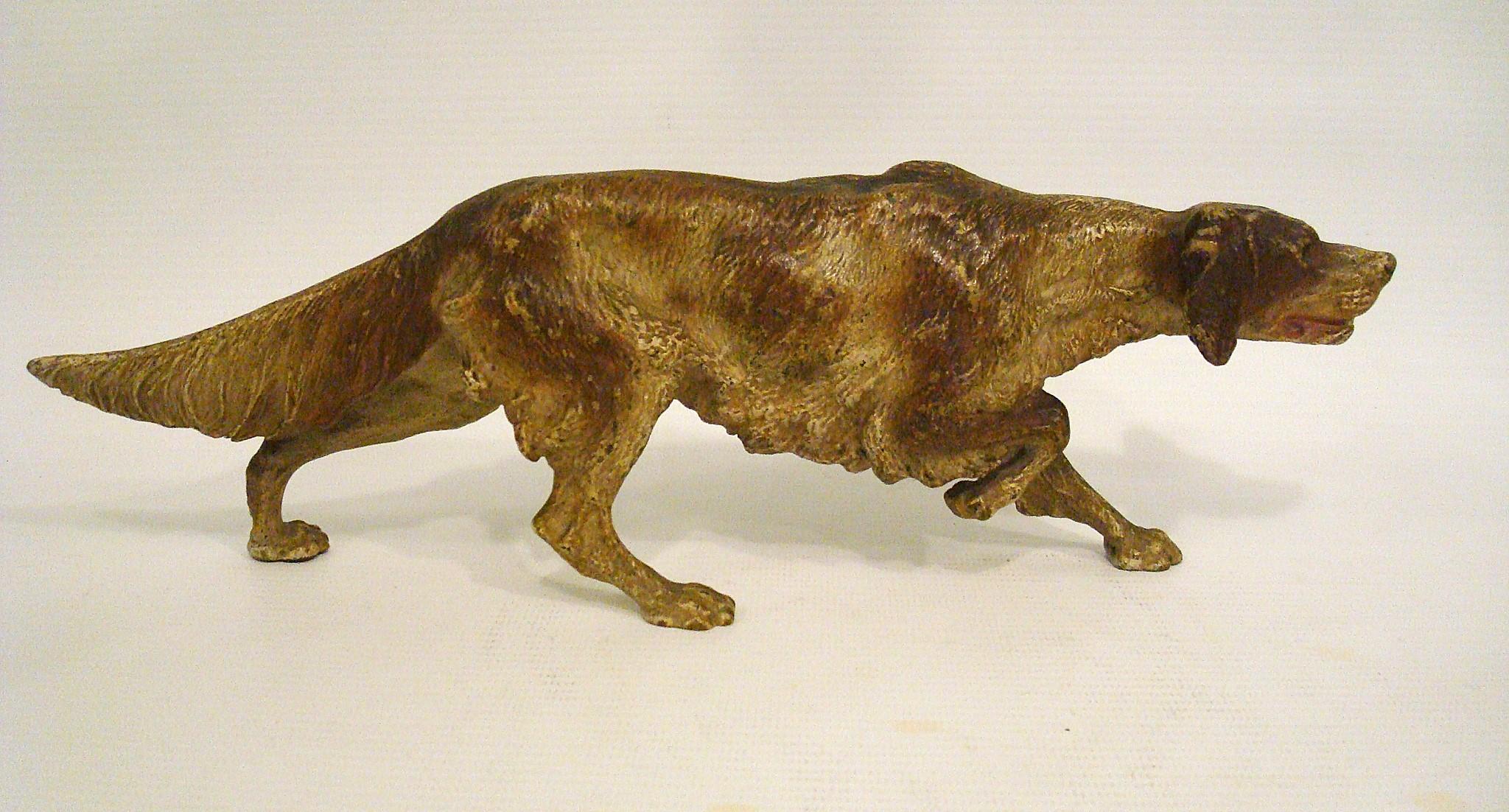 Grande Impressionante studio in bronzo austriaco dipinto a freddo di cane pointer tedesco a pelo lungo, con dettagli intricati e colori molto raffinati. Firmato sotto con il marchio di Bergmann.

Condit: Buone condizioni originali
Circa: