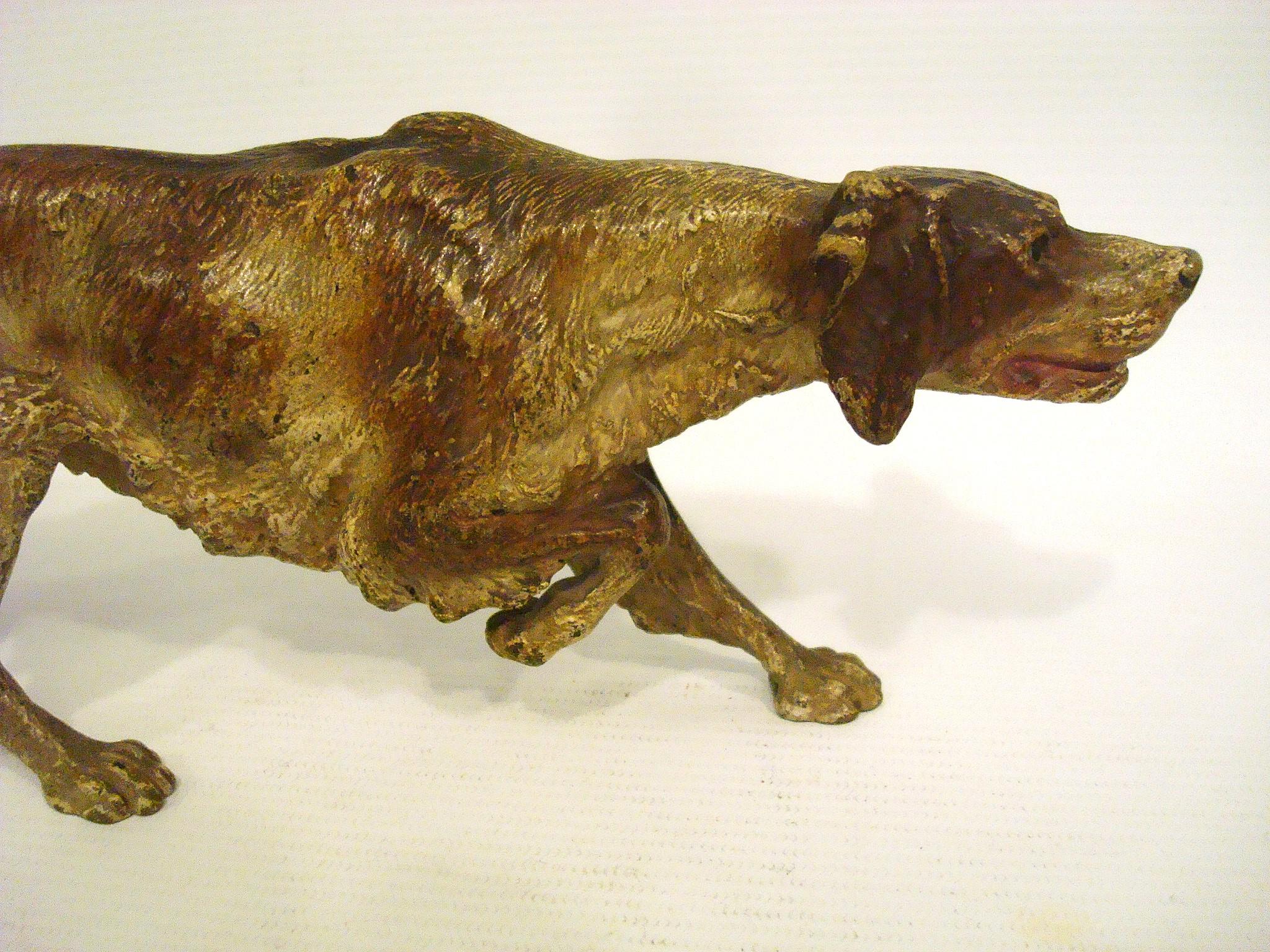 Austriaco Enorme scultura in bronzo dipinta a freddo di un cane Pointer di Franz Bergmann. 1900´s in vendita