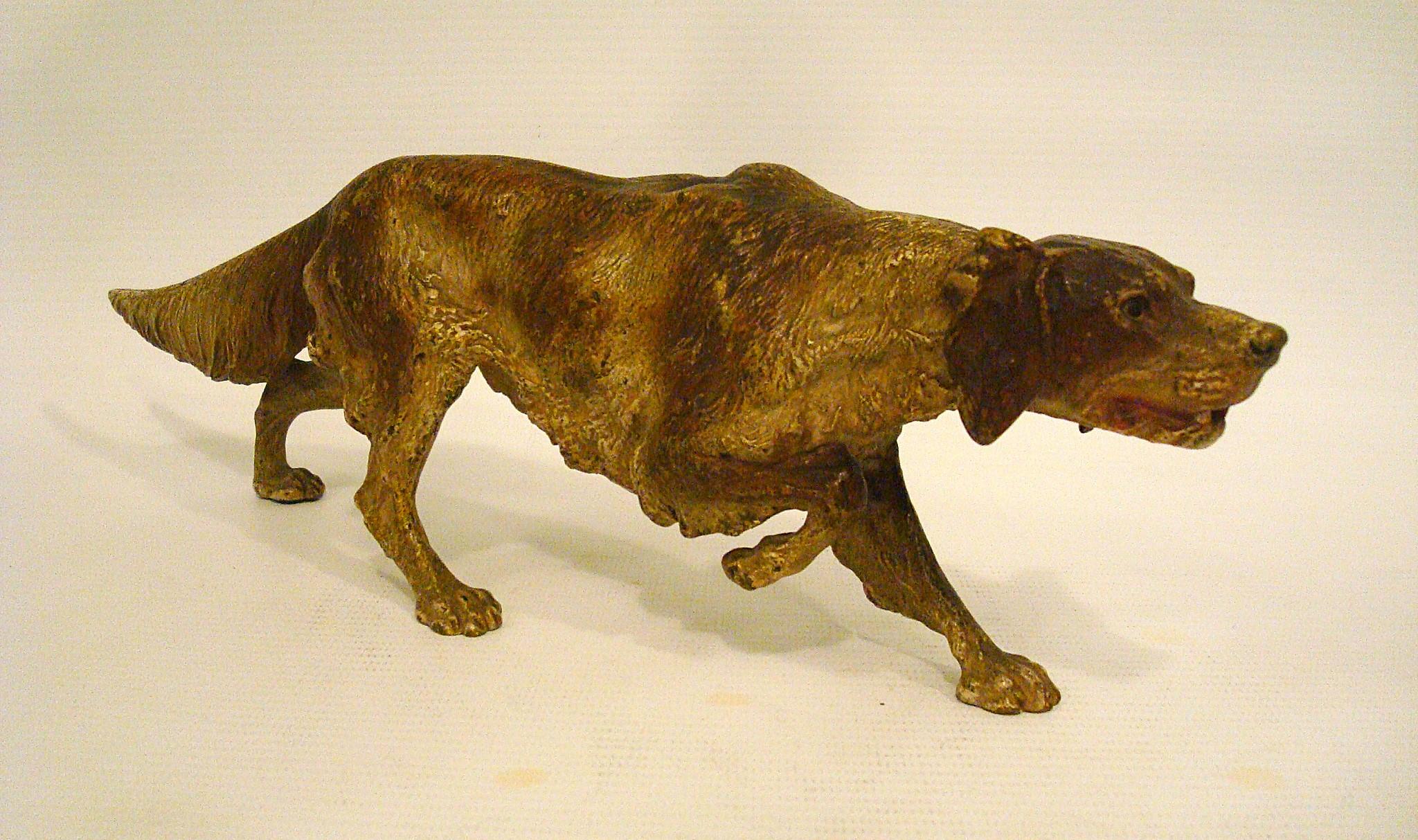 Policromo Enorme scultura in bronzo dipinta a freddo di un cane Pointer di Franz Bergmann. 1900´s in vendita