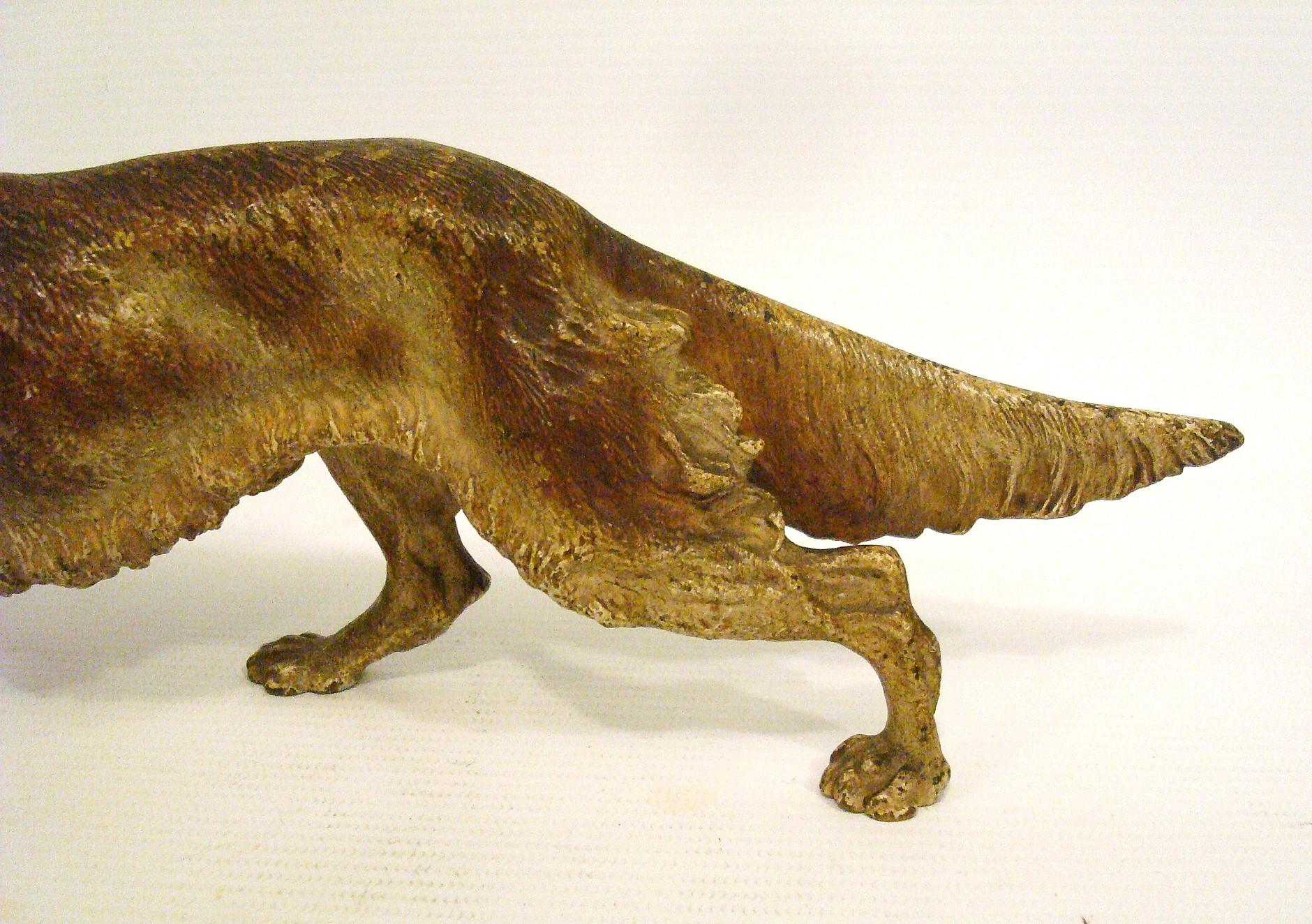 Bronzo Enorme scultura in bronzo dipinta a freddo di un cane Pointer di Franz Bergmann. 1900´s in vendita