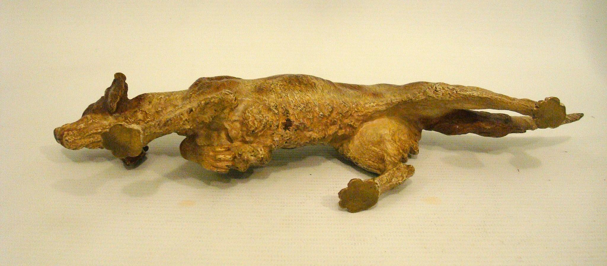 Enorme scultura in bronzo dipinta a freddo di un cane Pointer di Franz Bergmann. 1900´s in vendita 1