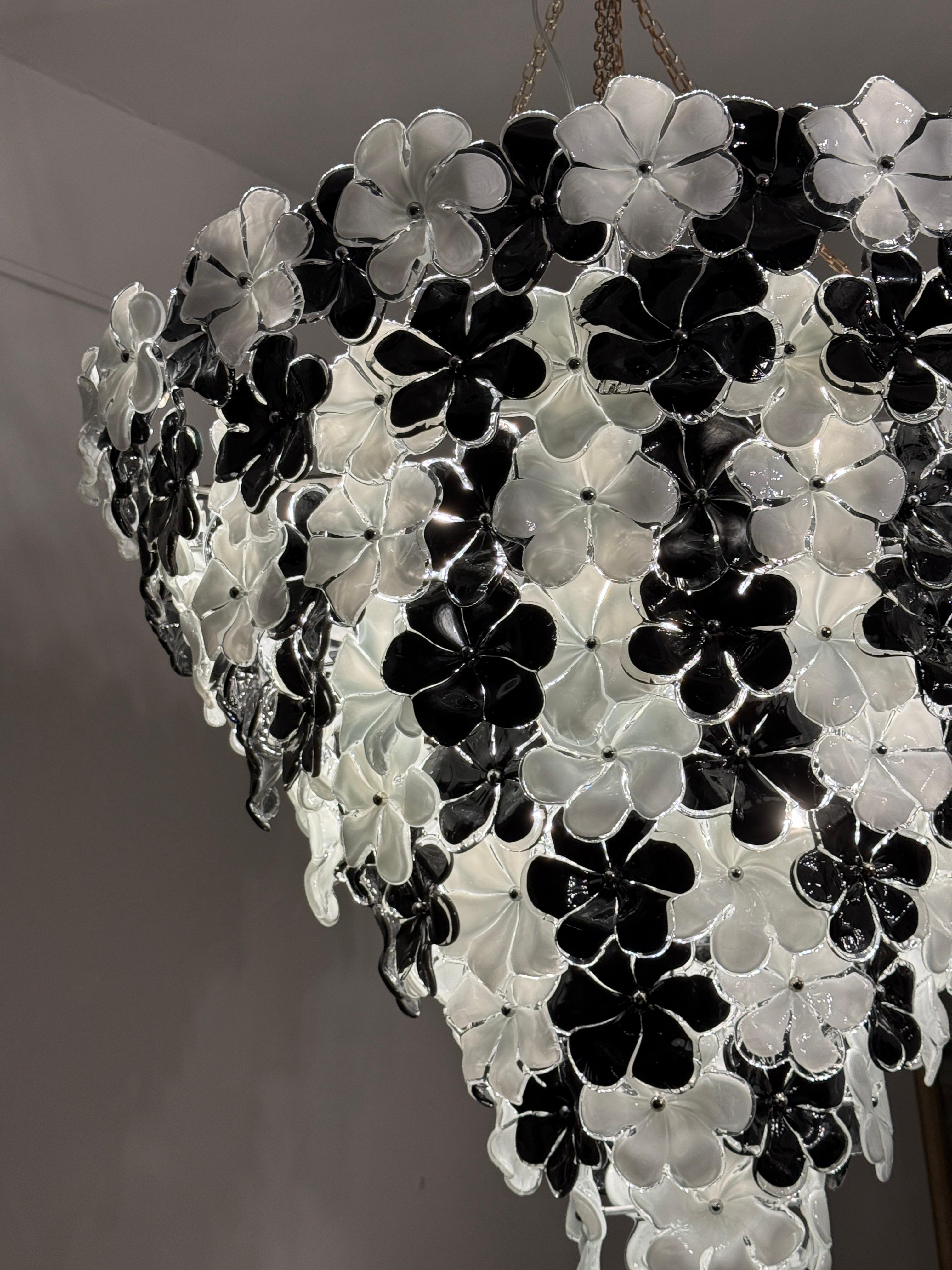 Huge Contemporary Black and White Flower Murano Glass Chandelier In New Condition In Rome, IT