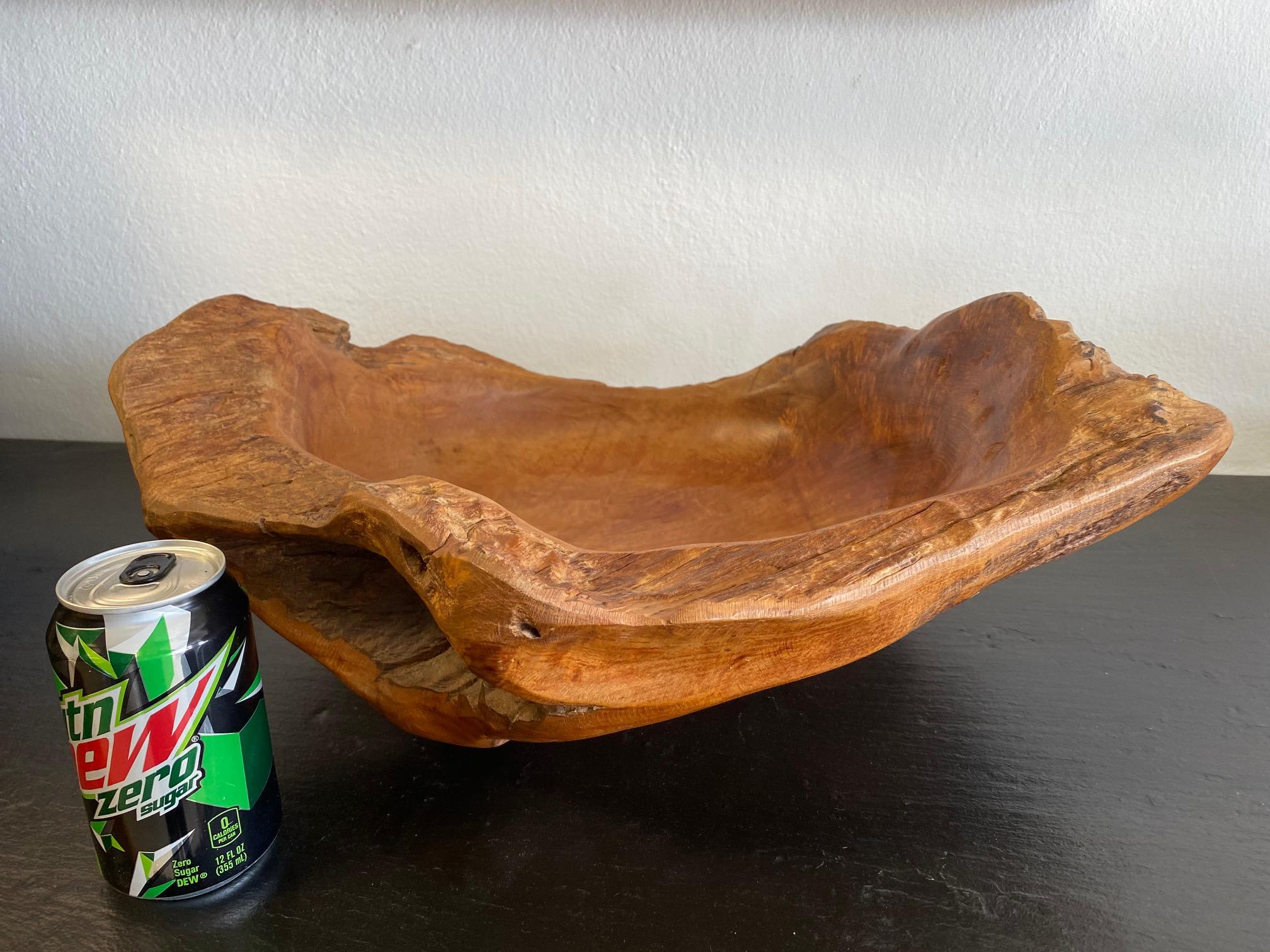 Nord-américain Superbe bol en bois sculpté en vente