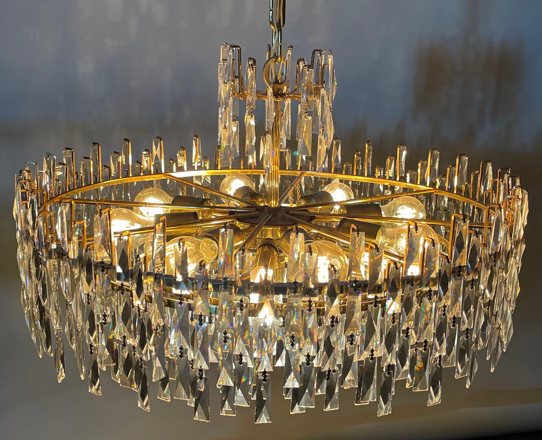 Doré Énorme lustre en cristal et laiton doré par Palwa, vers 1960 en vente