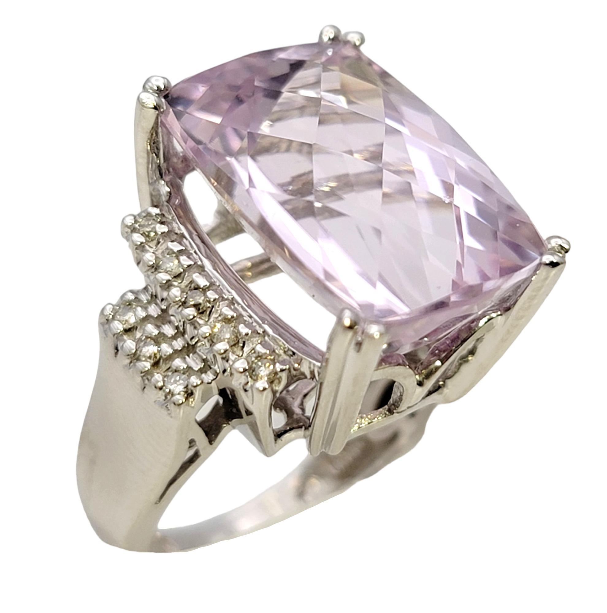 Contemporain Grande bague cocktail en or 14 carats avec kunzite taille coussin et diamants en damier en vente