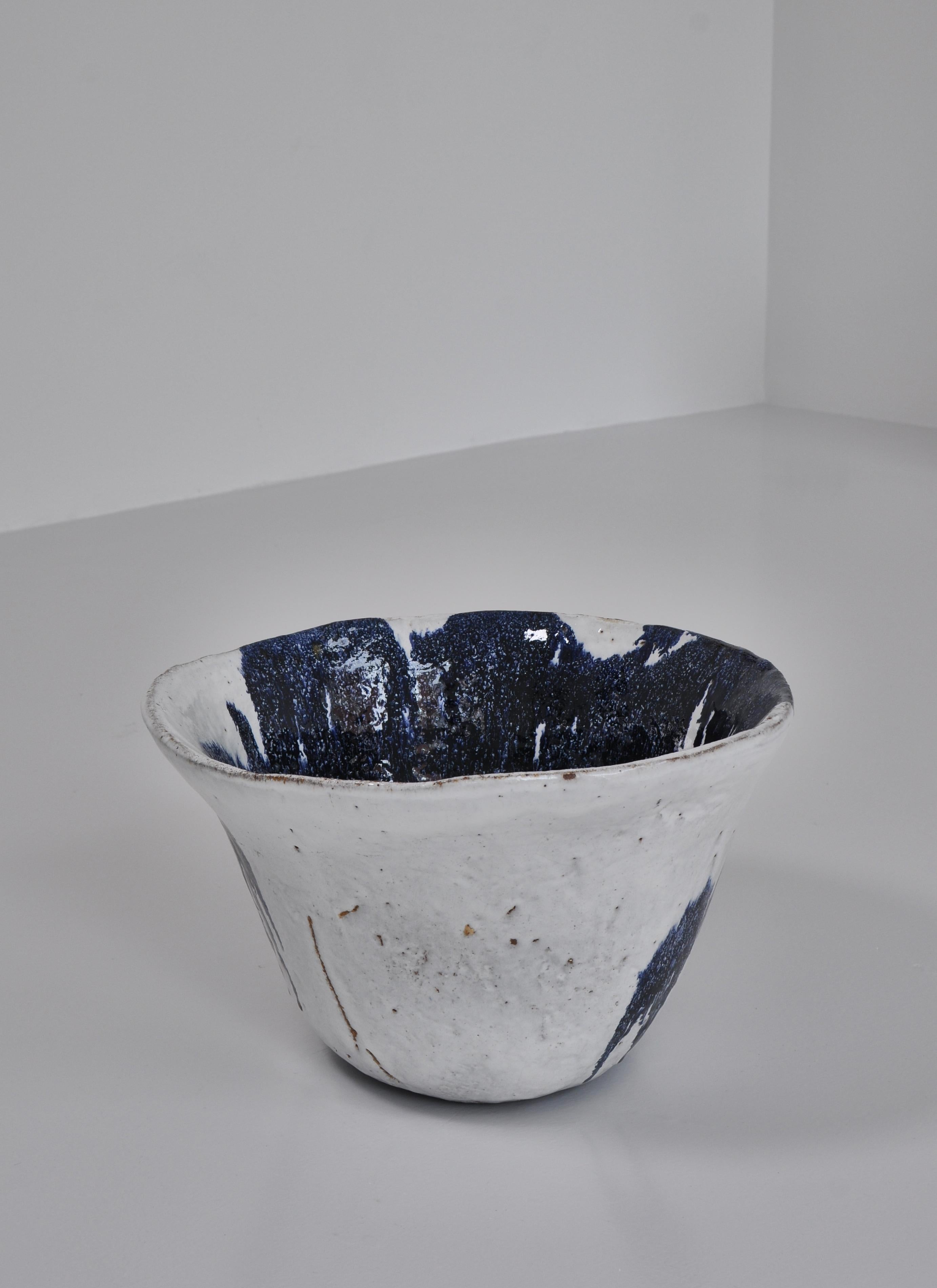 Monumental Danish Modern Blue White Stoneware Bowl by Ole Bjørn Krüger, 1960s In Good Condition In Odense, DK