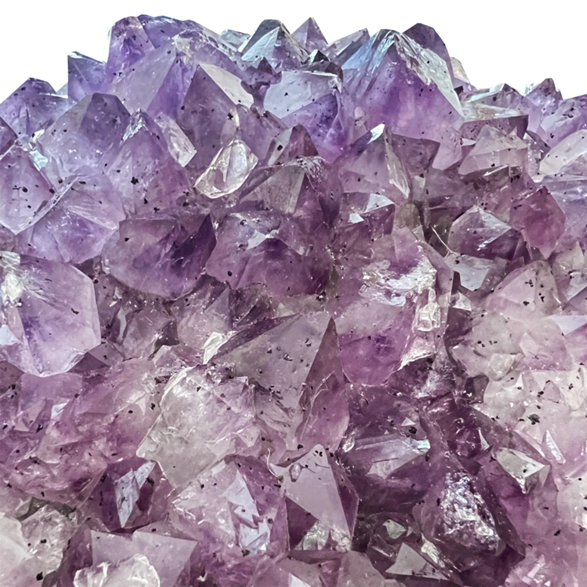 Dies ist ein großartiges Stück Amethystgestein. 

Dieses sehr dekorative Stück wäre ein schönes Hochzeits- oder Geburtstagsgeschenk. Der Amethyst ist der Geburtsstein für Februar.

Der violette Amethyst wird seit jeher wegen seiner atemberaubenden