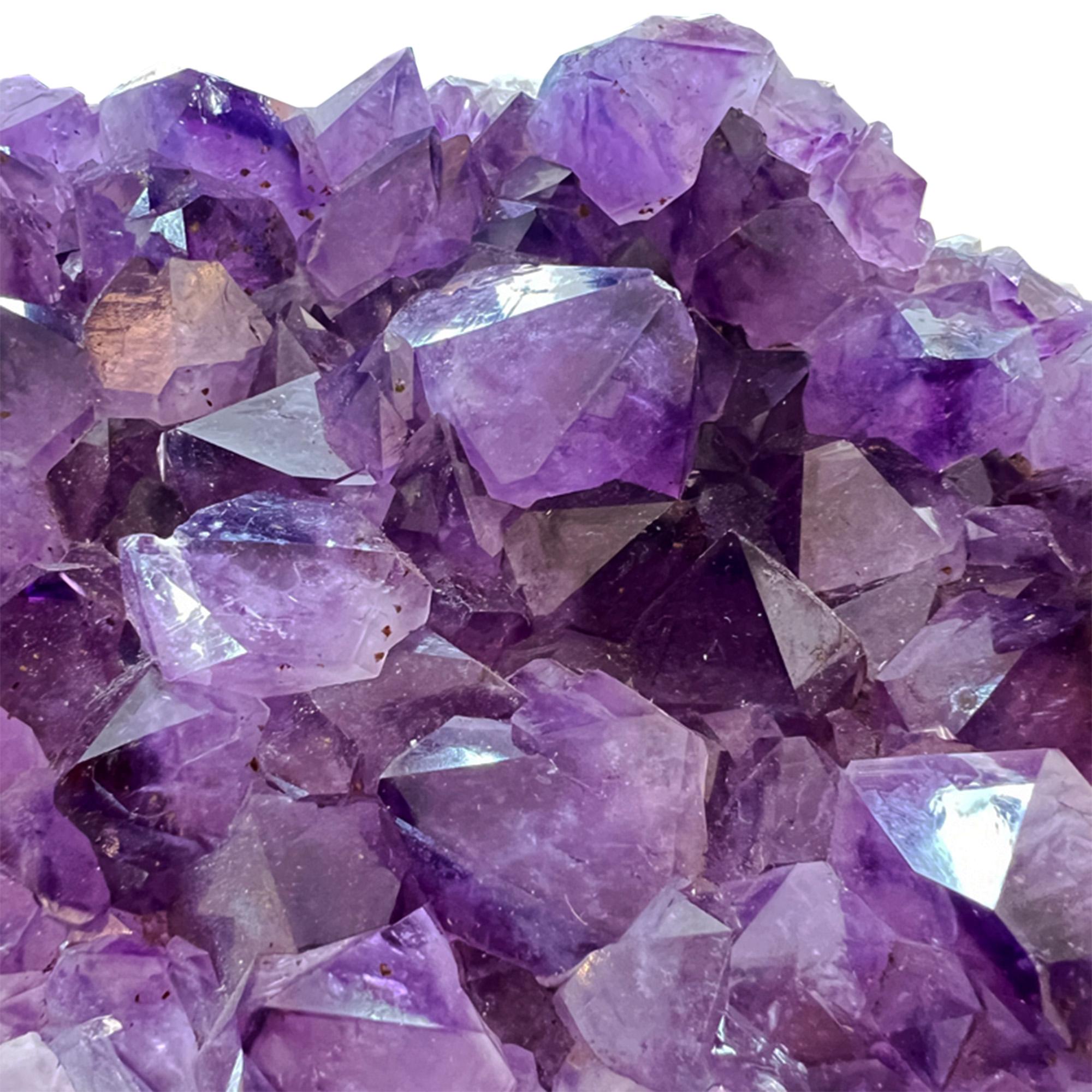 Se trata de una gran pieza de amatista con cristales de tamaño superior al típico. 

Una pieza muy decorativa, sería un bonito regalo de boda o de cumpleaños. La amatista es la piedra de nacimiento de febrero.

La amatista púrpura ha sido muy