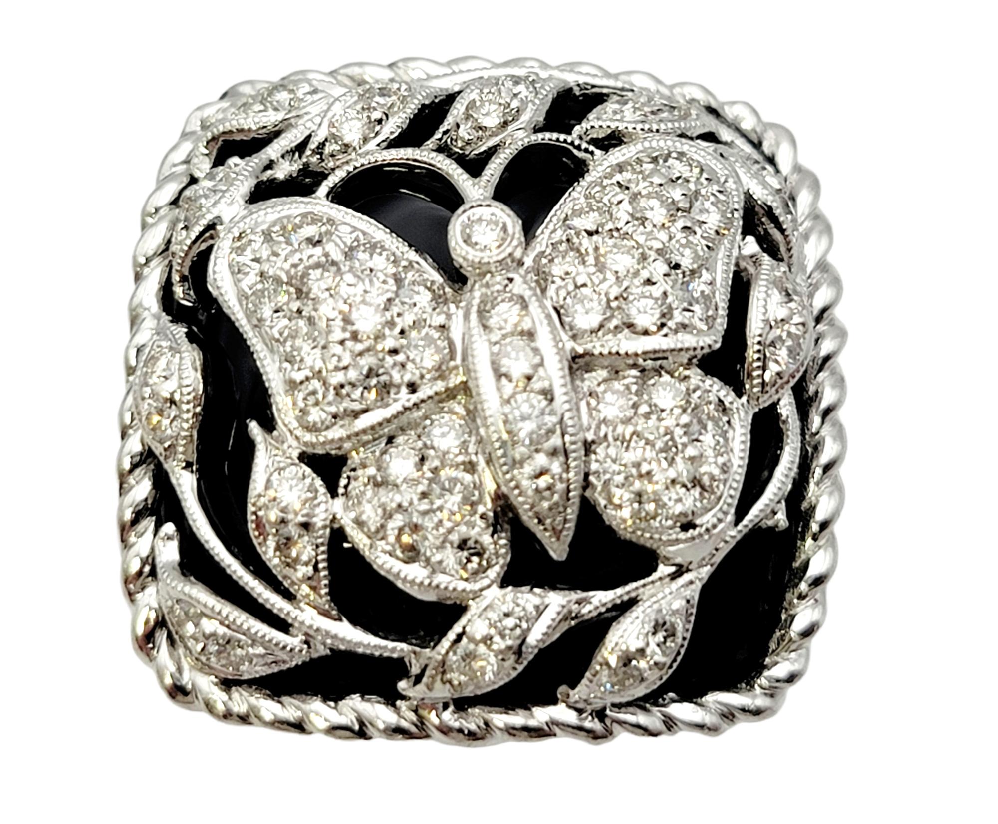 Ringgröße: 6.75

Dieser kühne und schöne moderne Statement-Ring ist absolut WOW! Ein schillernder diamantener Schmetterling ziert den oberen Teil des quadratischen Onyxstücks, umgeben von gepflasterten Diamantblättern und komplizierten