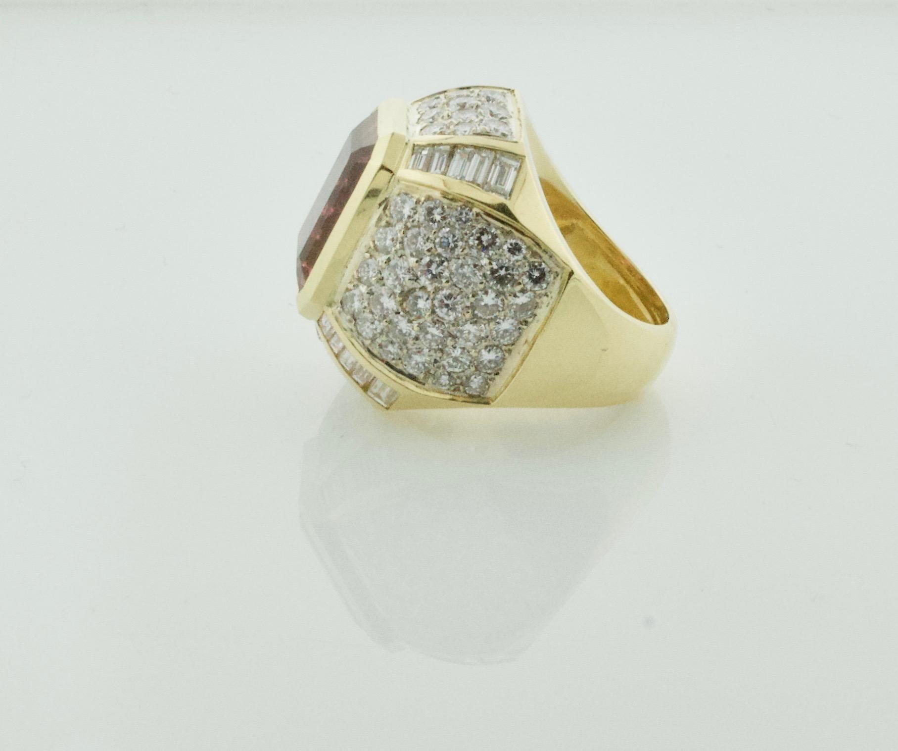 Großer Diamant- und rosa Turmalin-Ring aus 18 Karat im Zustand „Hervorragend“ im Angebot in Wailea, HI