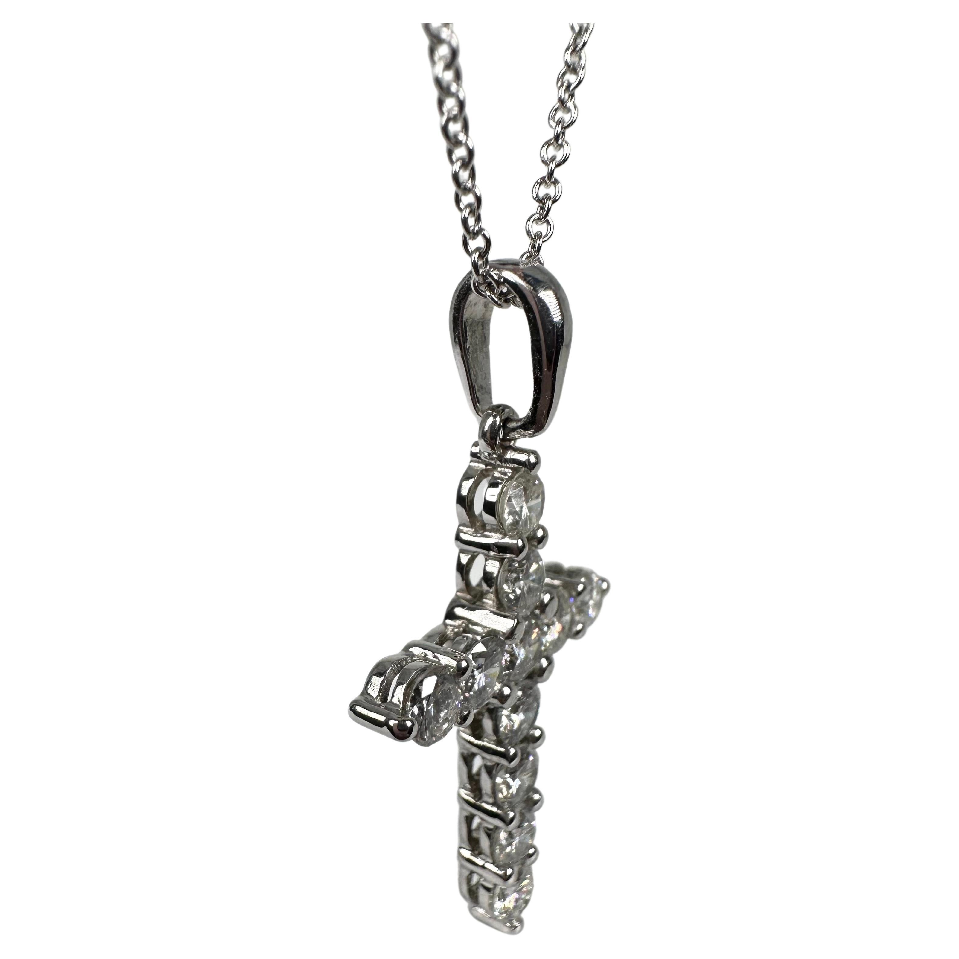 Spectaculaire croix en diamant pesant 1,61 carats de diamants sur une chaîne de 16