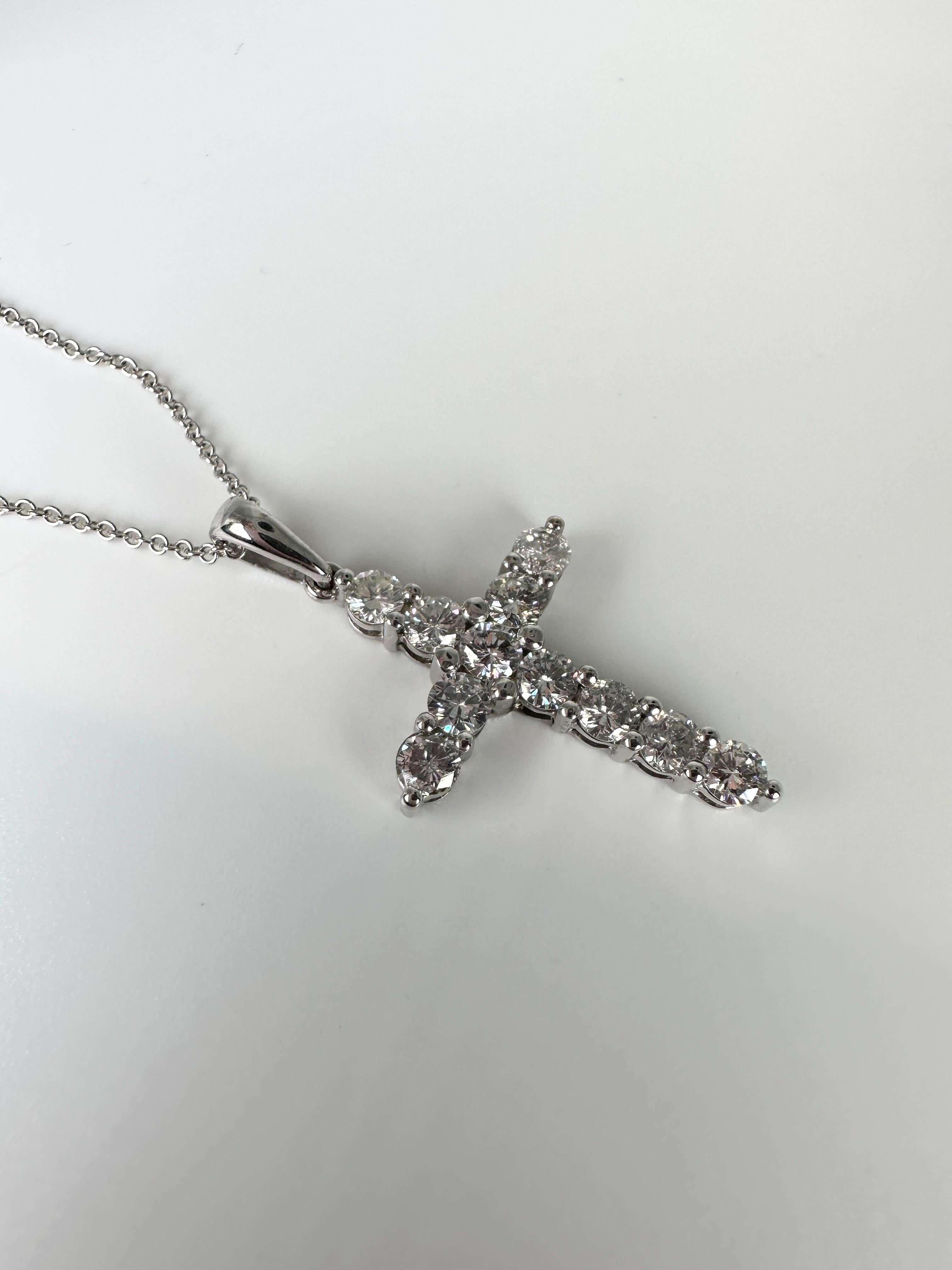 Très grand pendentif croix en or blanc 14 carats et diamants naturels de 1,61 carat Unisexe en vente