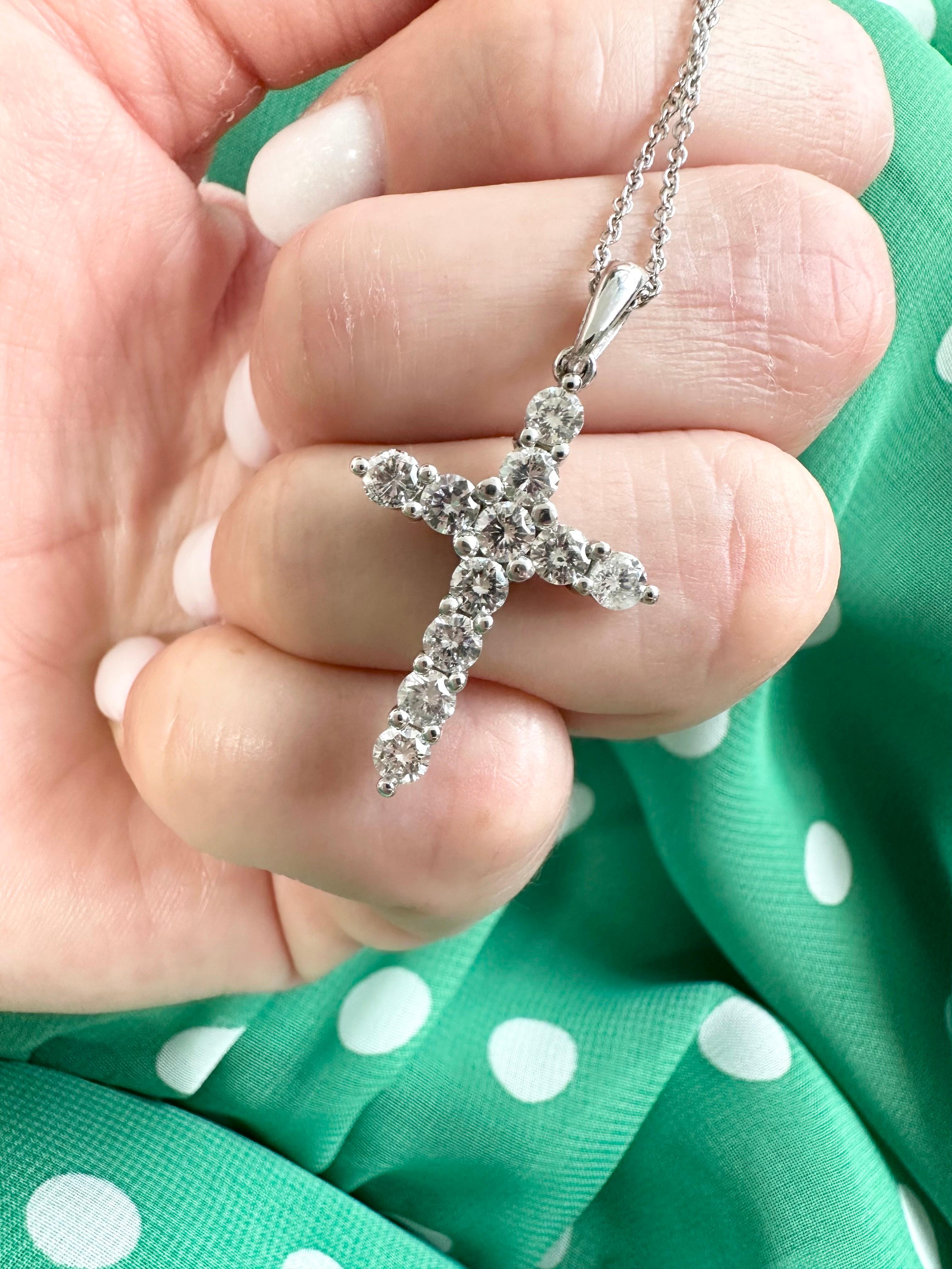 Très grand pendentif croix en or blanc 14 carats et diamants naturels de 1,61 carat en vente 1