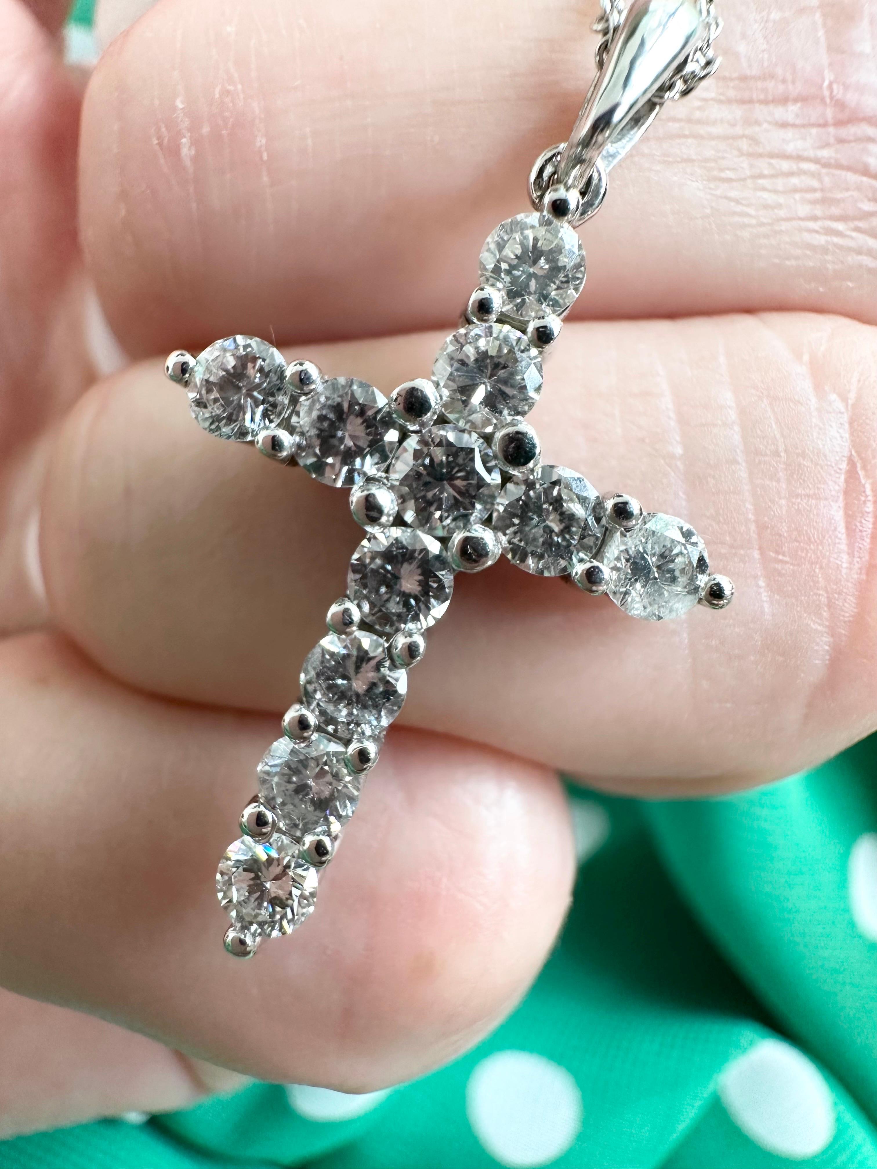 Très grand pendentif croix en or blanc 14 carats et diamants naturels de 1,61 carat en vente 2