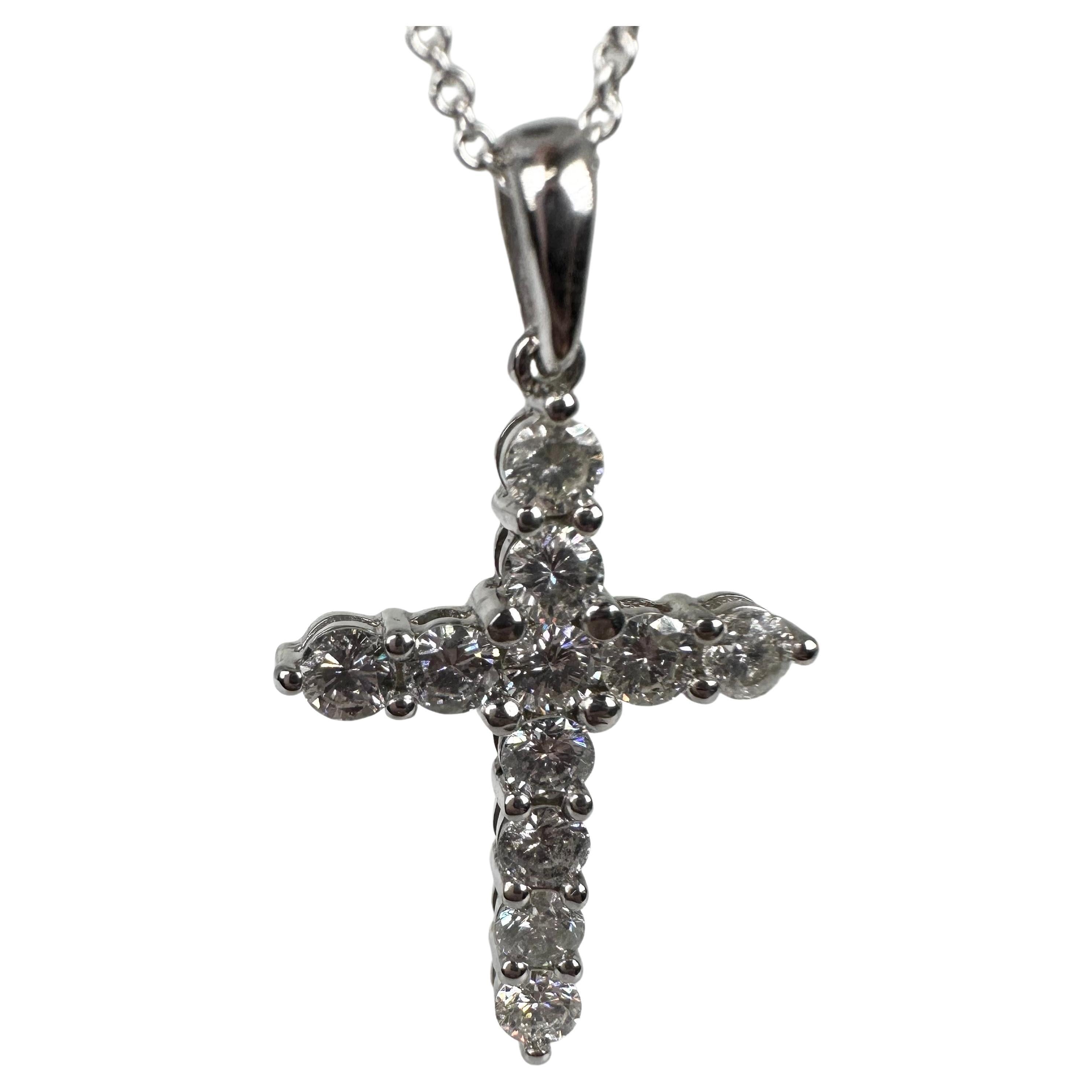 Très grand pendentif croix en or blanc 14 carats et diamants naturels de 1,61 carat en vente