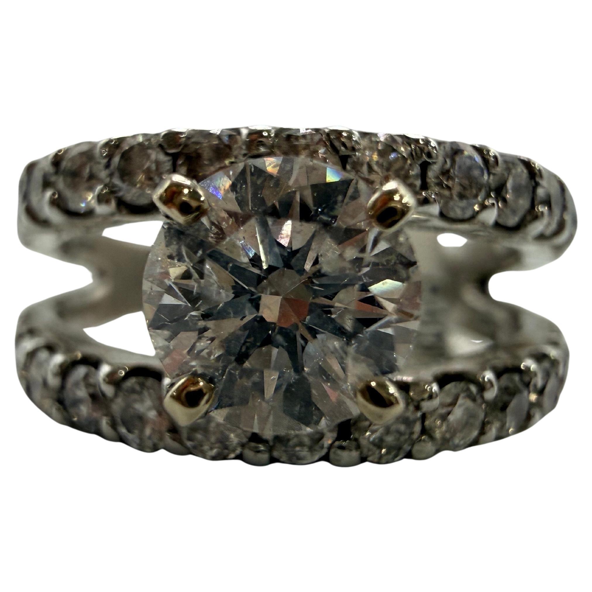 Bague de mode en diamant avec un diamant central de 0,97 carats et 1,02 carats de diamants plus petits en or 14KT, tous les diamants sont de couleur G-H et de pureté SI. 

**Tous les articles quittent nos locaux avec un certificat au nom de