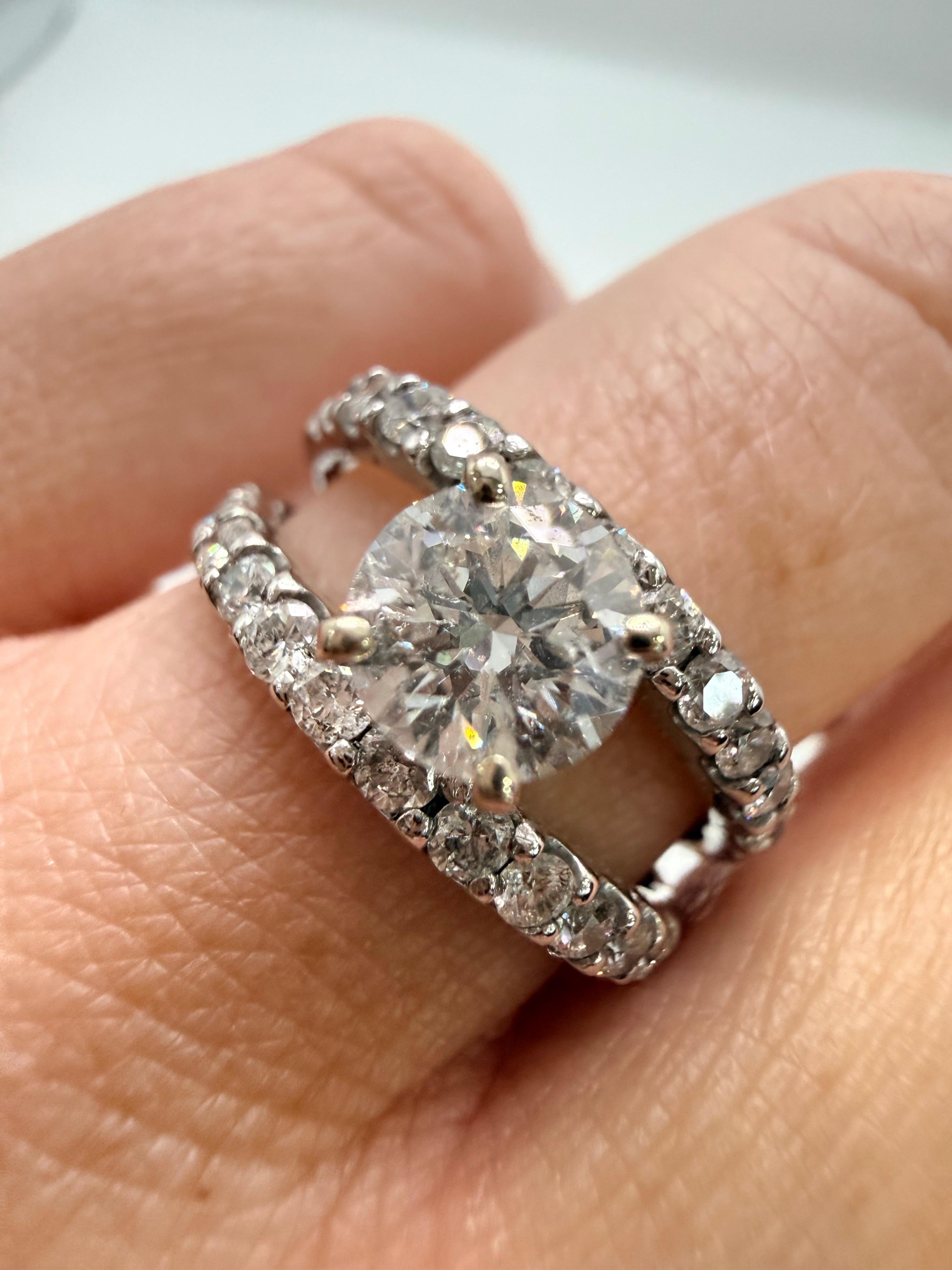 Taille brillant Bague à gros diamants en or 14KT look designer en vente