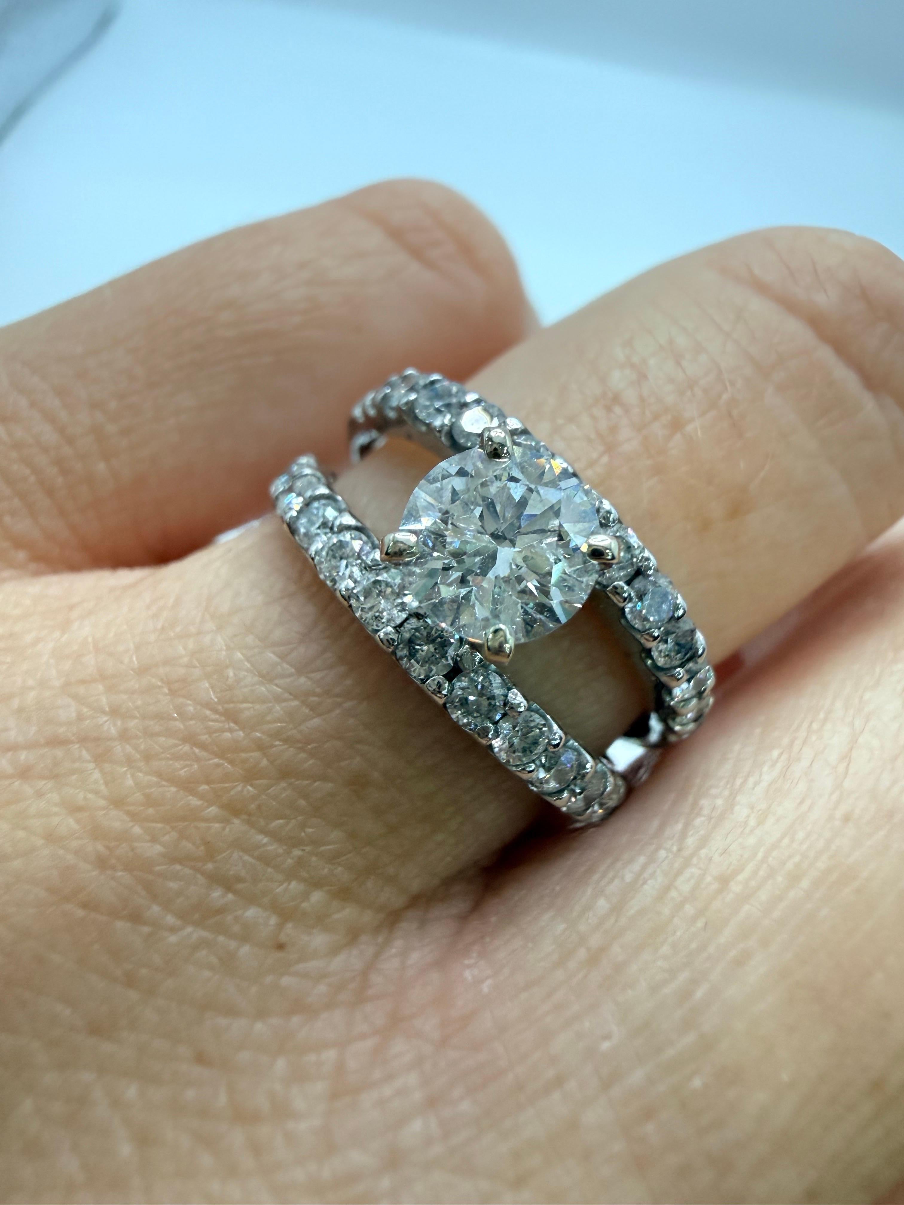 Bague à gros diamants en or 14KT look designer en vente 2
