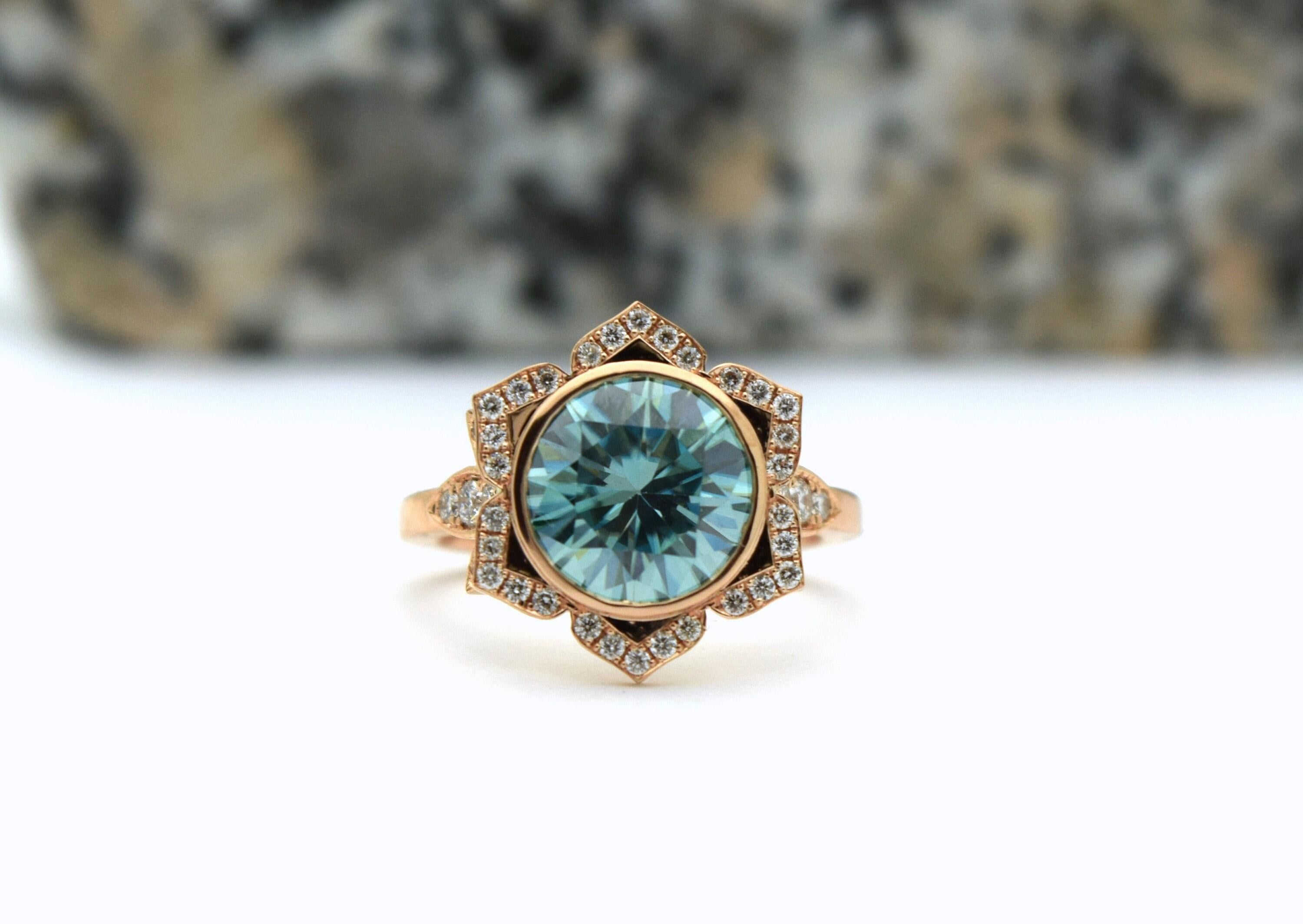 Huge Diamond Sunflower ring 14KT gold 10mm center In New Condition For Sale In Boca Raton, FL
