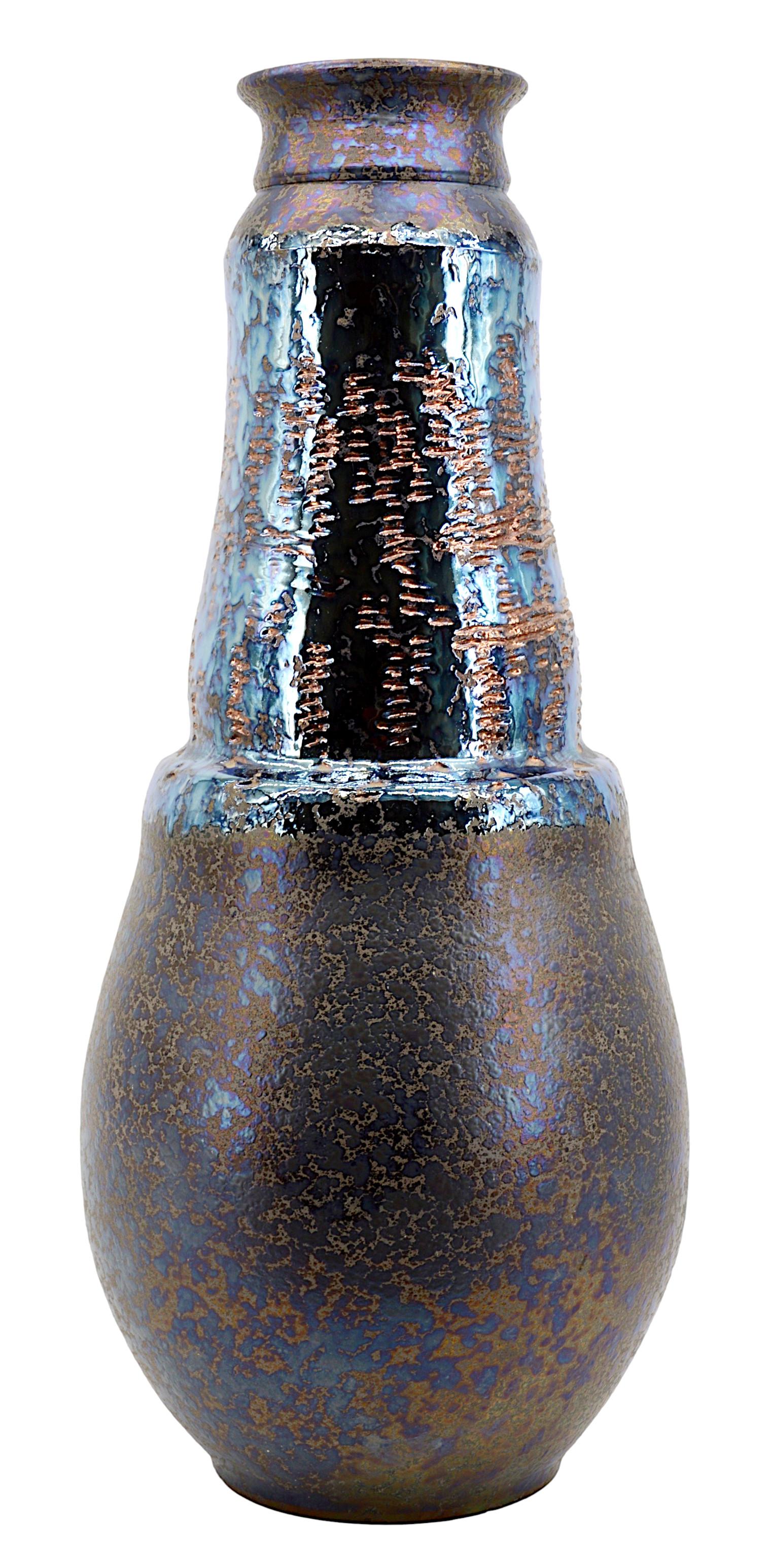 Enorme vaso Disco in gres, anni '80. Enorme vaso a forma di balaustro con coperchio a coste maculate e lucide. A imitazione dei vestiti sfaccettati e lucenti del periodo della discoteca. Altezza: 68 cm (26,8