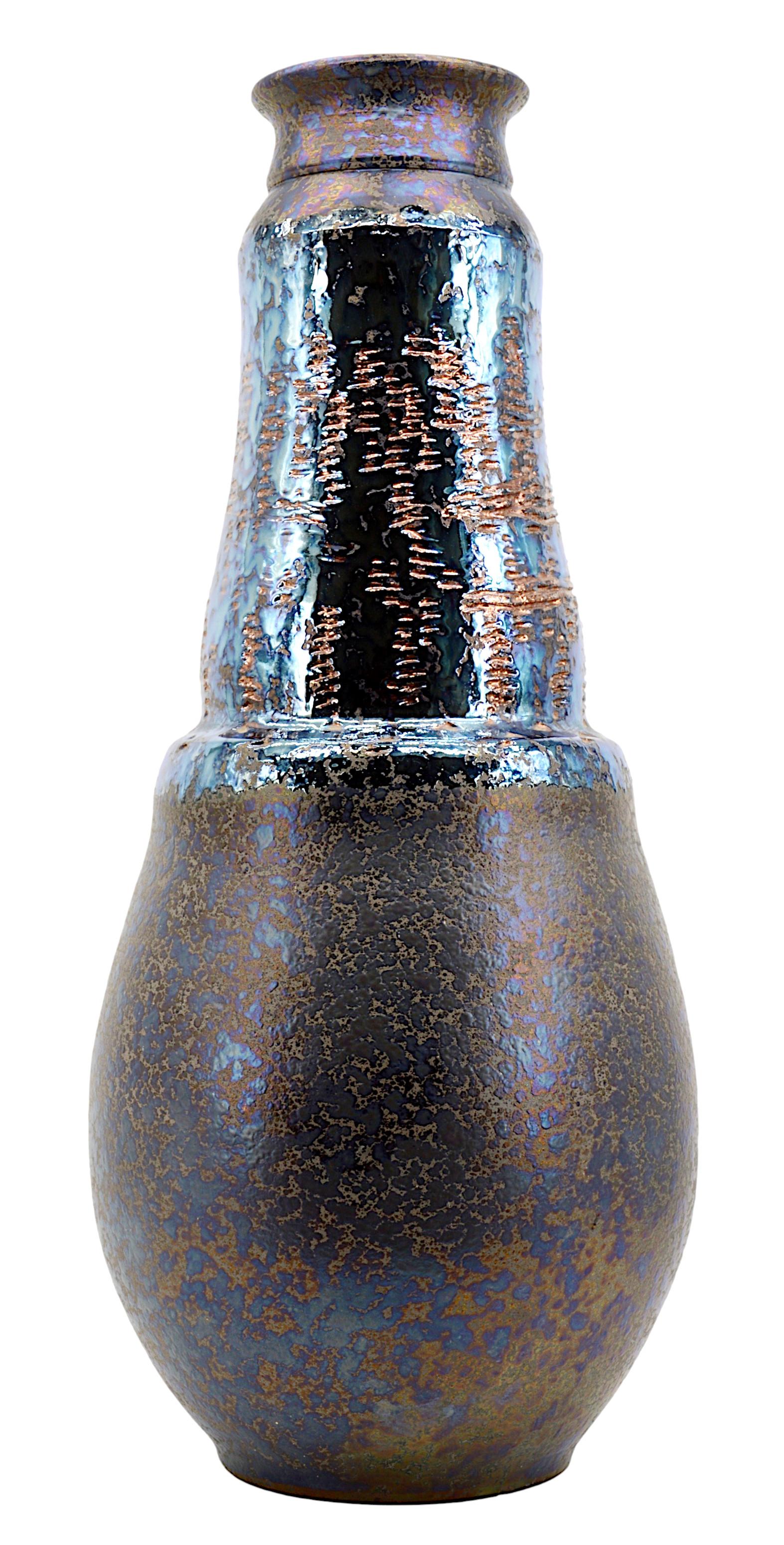 Enorme vaso in gres Disco degli anni '80, Spagna - Form A balaustro.

Un vaso in gres anni '80, drammatico e scultoreo, che riprende perfettamente il glamour e l'energia dell'era della discoteca. Questo vaso oversize a forma di balaustro è