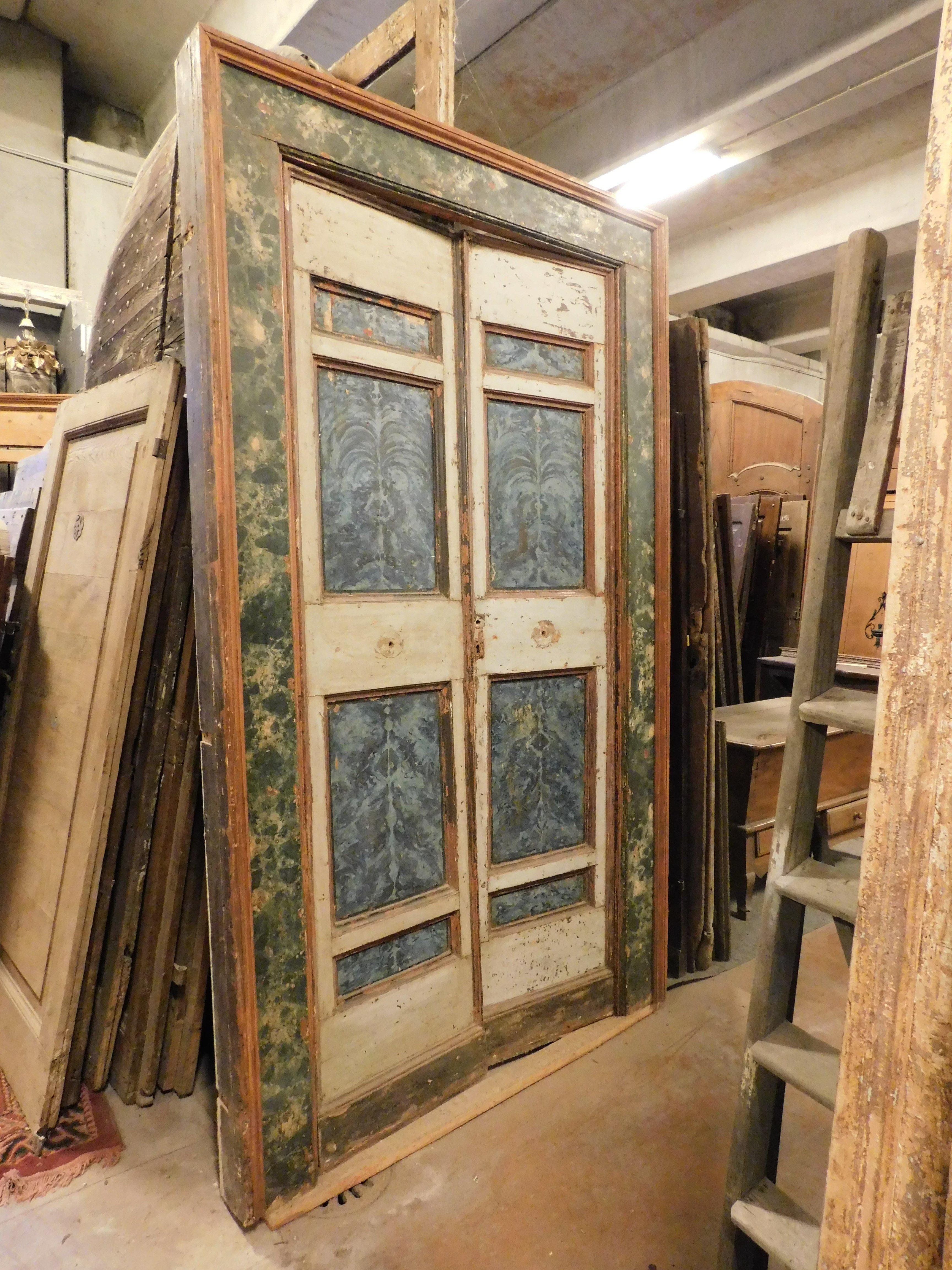Huge and big Double-leaf door in lacquered wood with a fake marble effect, complete with a thick frame, very rich and with great stage presence, has a uniform brown lacquered back and push opening.
It still retains the original paint and colors, as