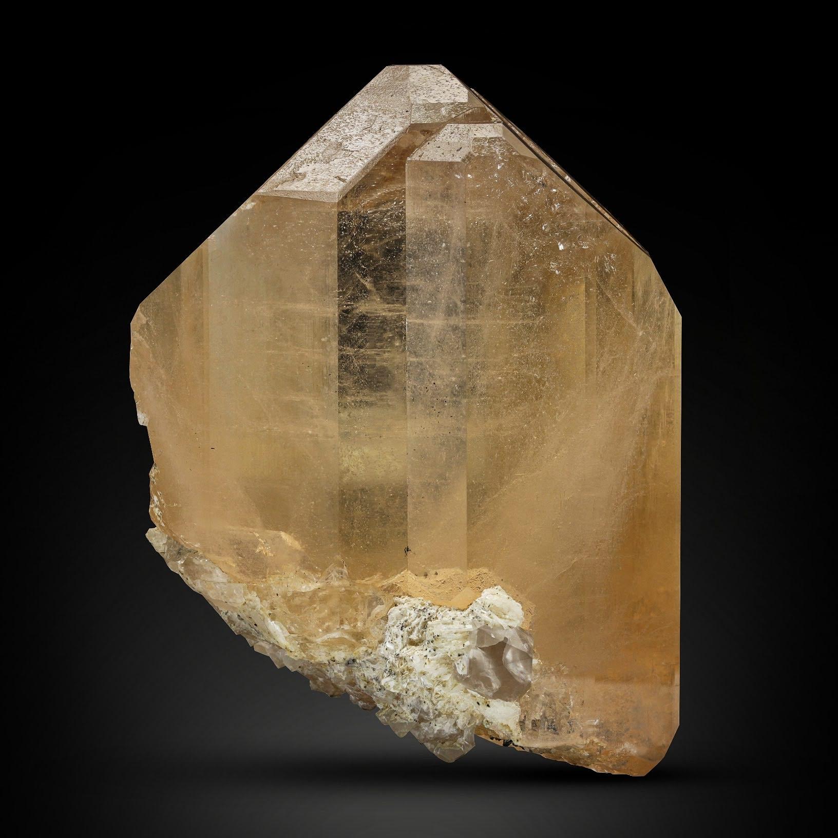 Herkunft: Bezirk Skardu, Provinz Gilgit Baltistan, Pakistan 

Abmessung: H: 10,5 x B: 7,8 x T: 5,5 cm 
Wt: 698 g

Probenart: Riesiger doppelendiger Topaskristall mit endständigem Rauchquarz 

Behandlung: Keine 

Farbe: Braun 



Diese
