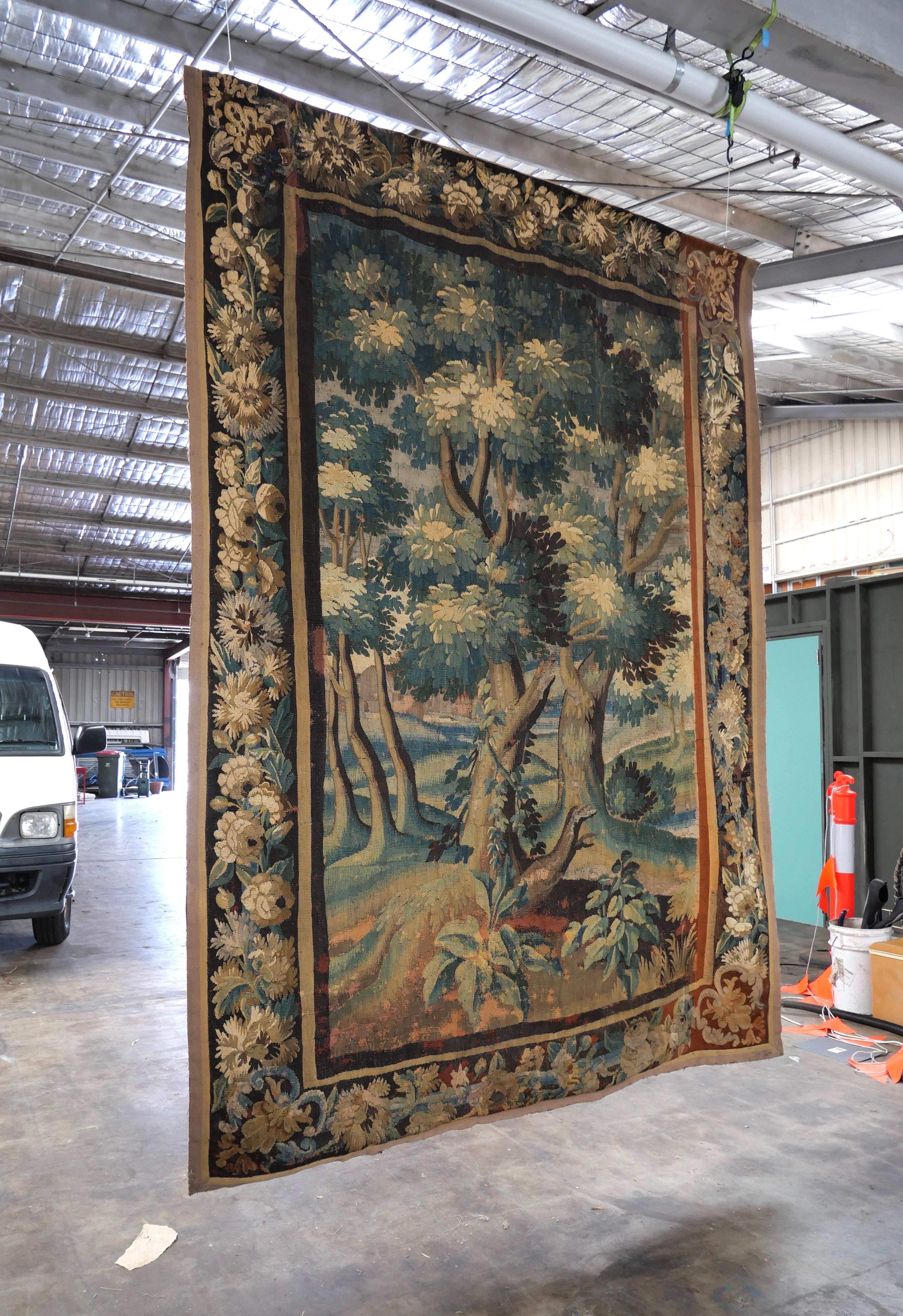 Grande tapisserie de Verdure Aubusson du début des années 1700 en vente 6