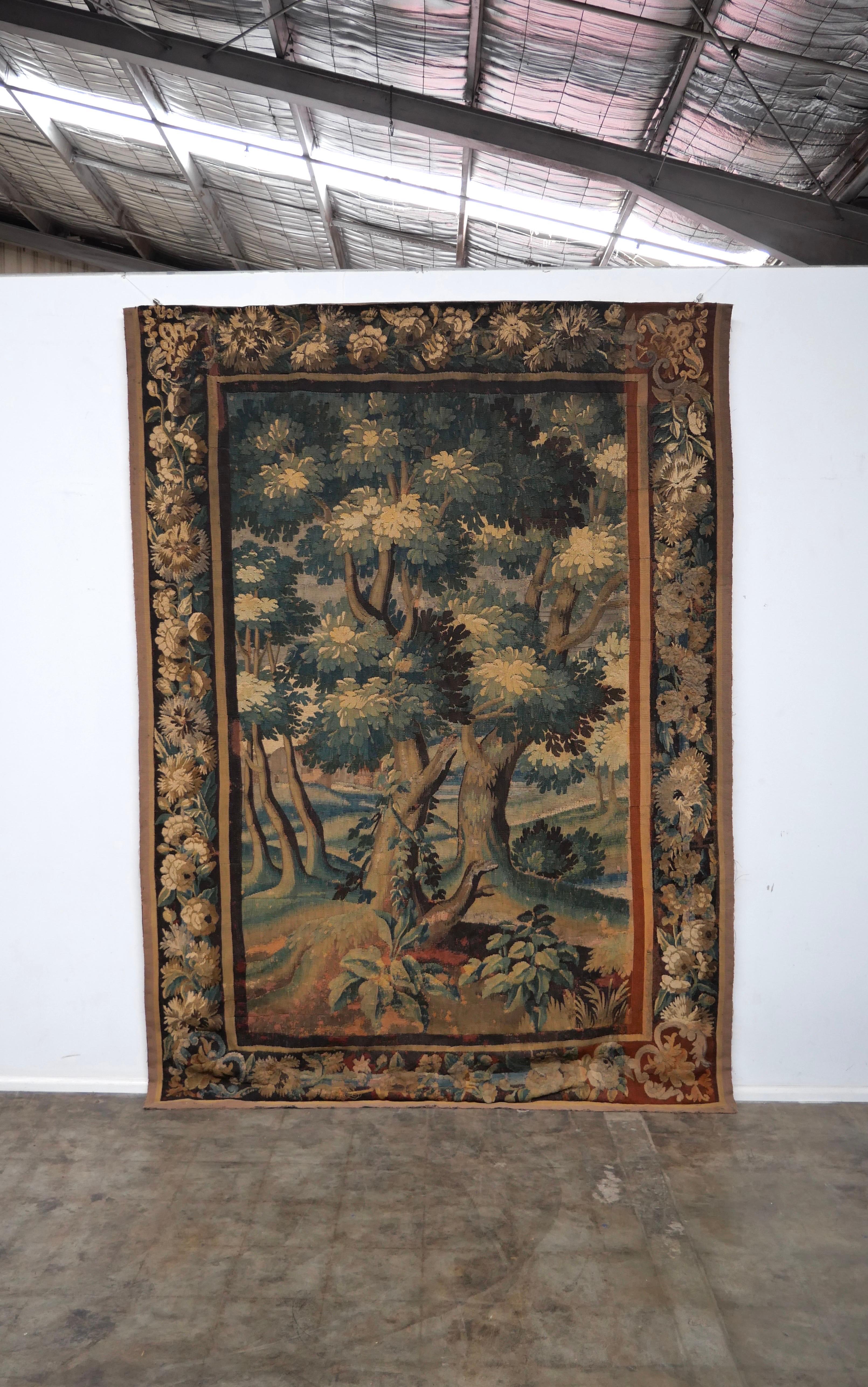 Grande tapisserie de Verdure Aubusson du début des années 1700 Bon état - En vente à LYON, FR