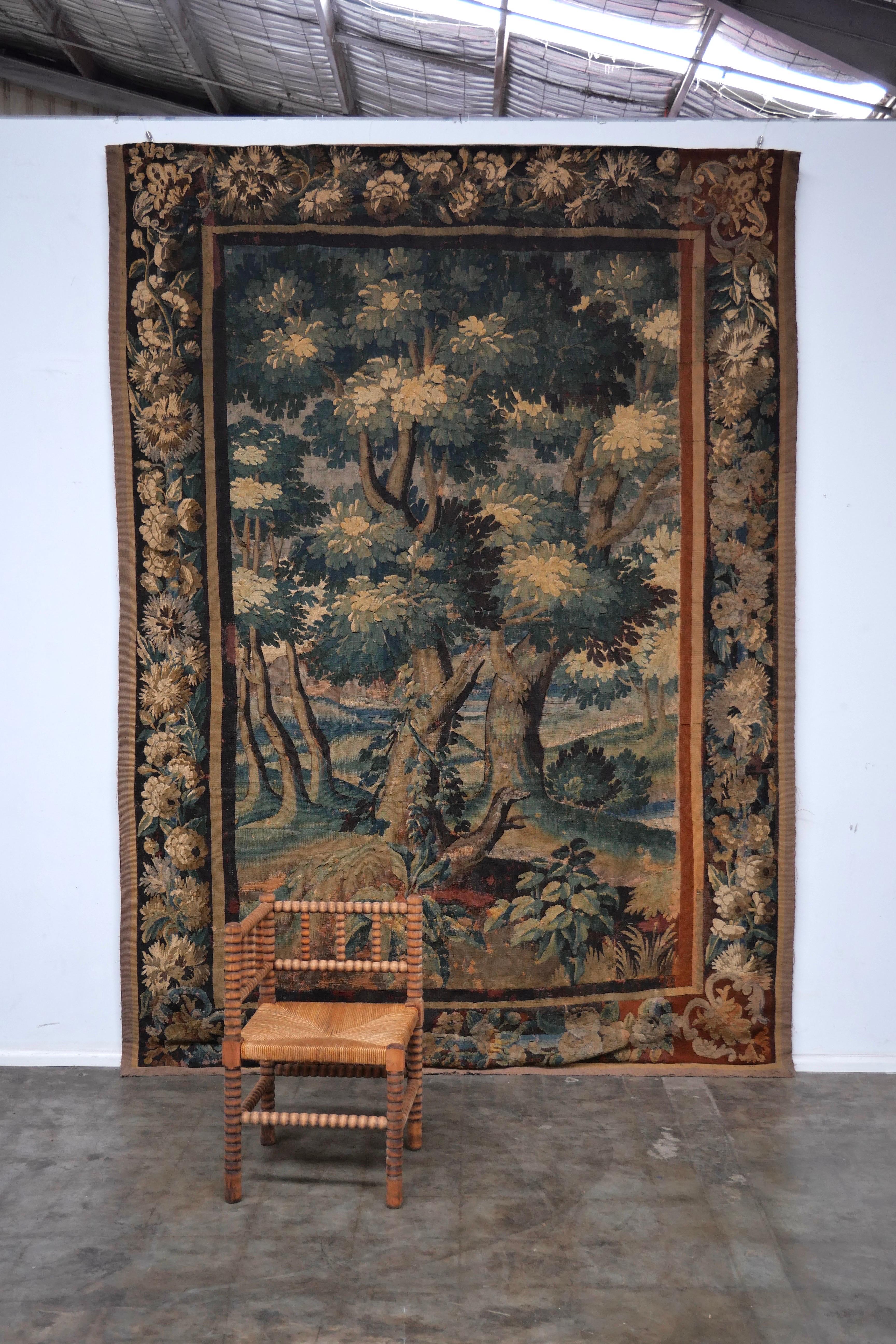 Début du XVIIIe siècle Grande tapisserie de Verdure Aubusson du début des années 1700 en vente