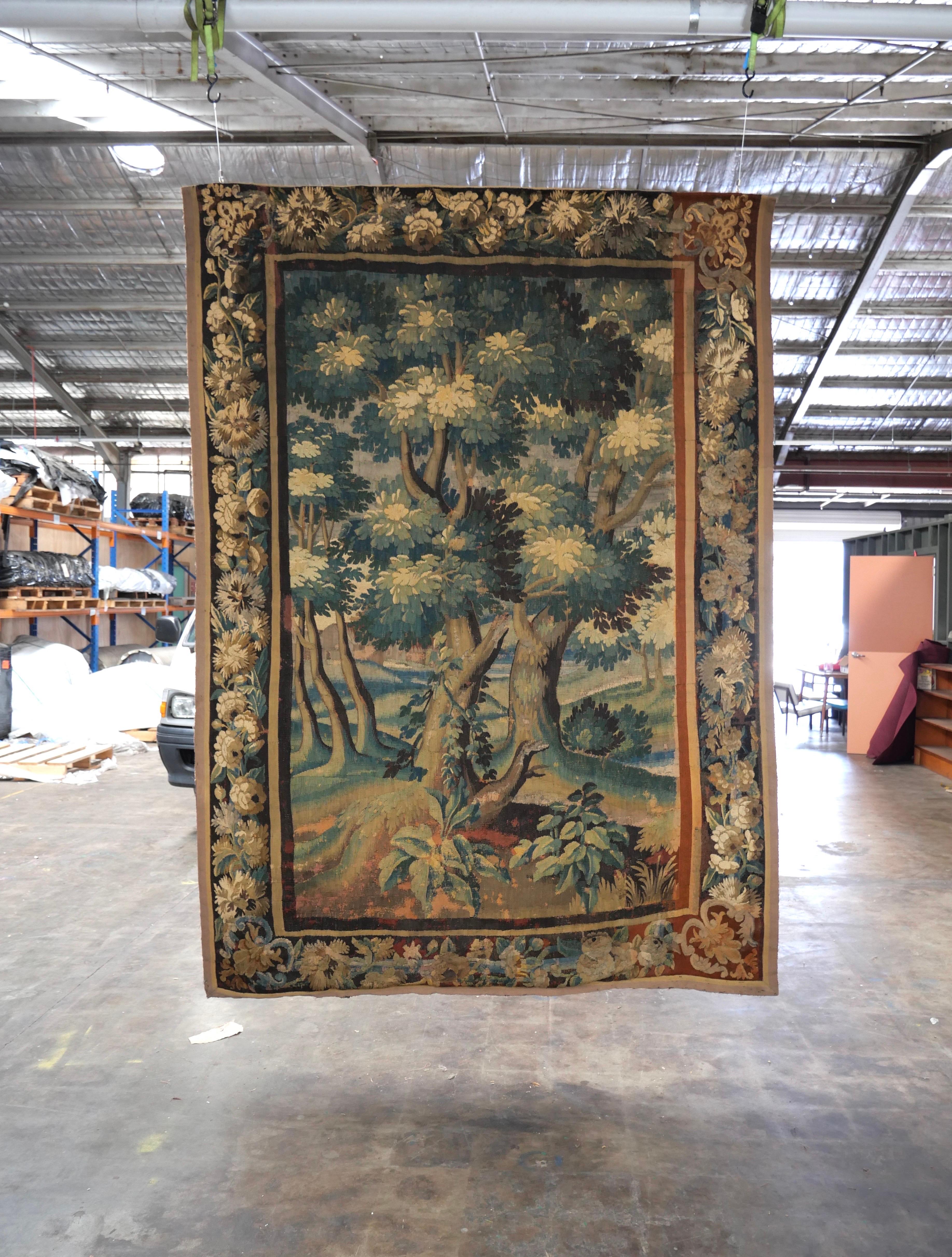 Grande tapisserie de Verdure Aubusson du début des années 1700 en vente 1