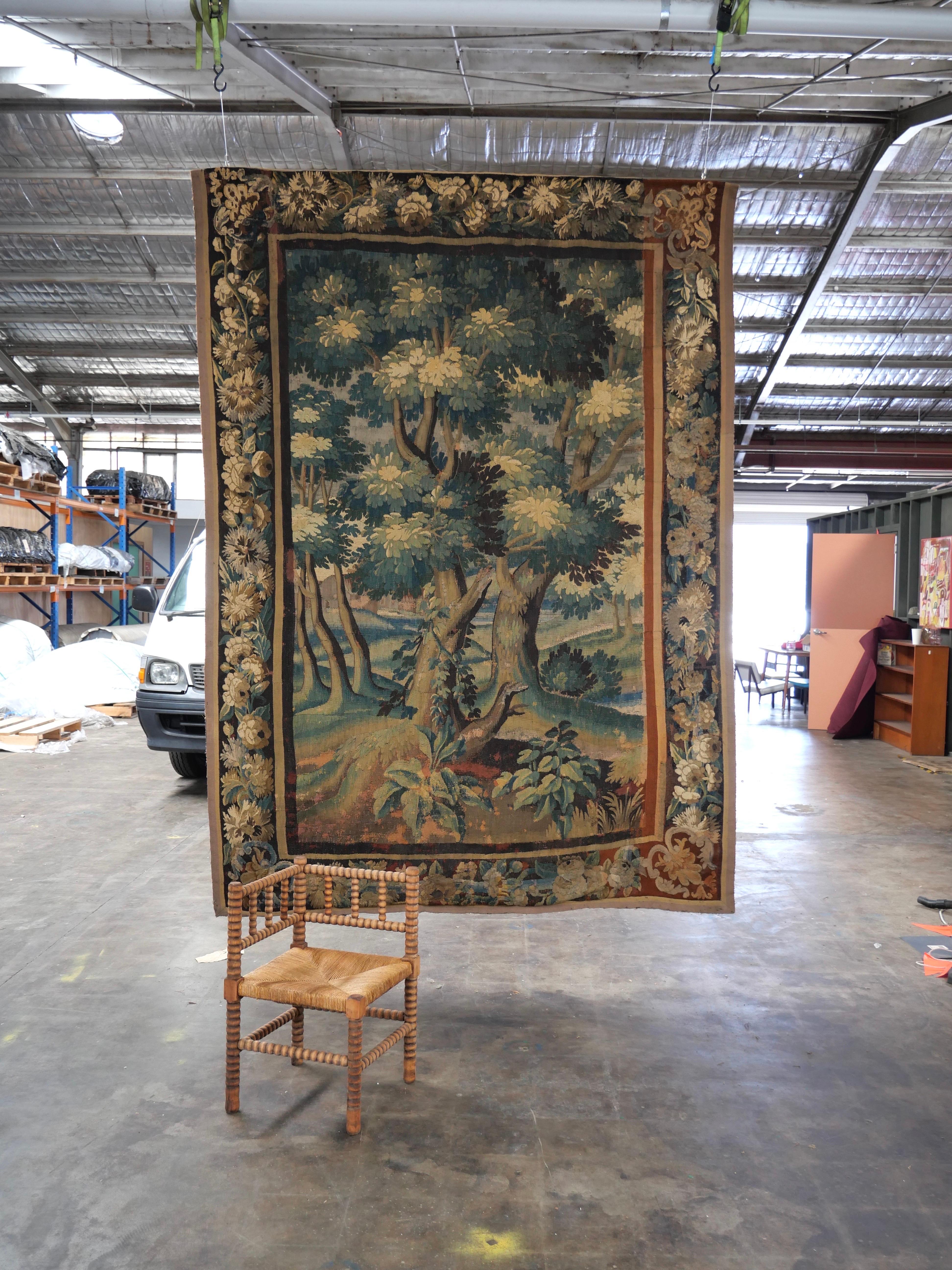 Grande tapisserie de Verdure Aubusson du début des années 1700 en vente 2
