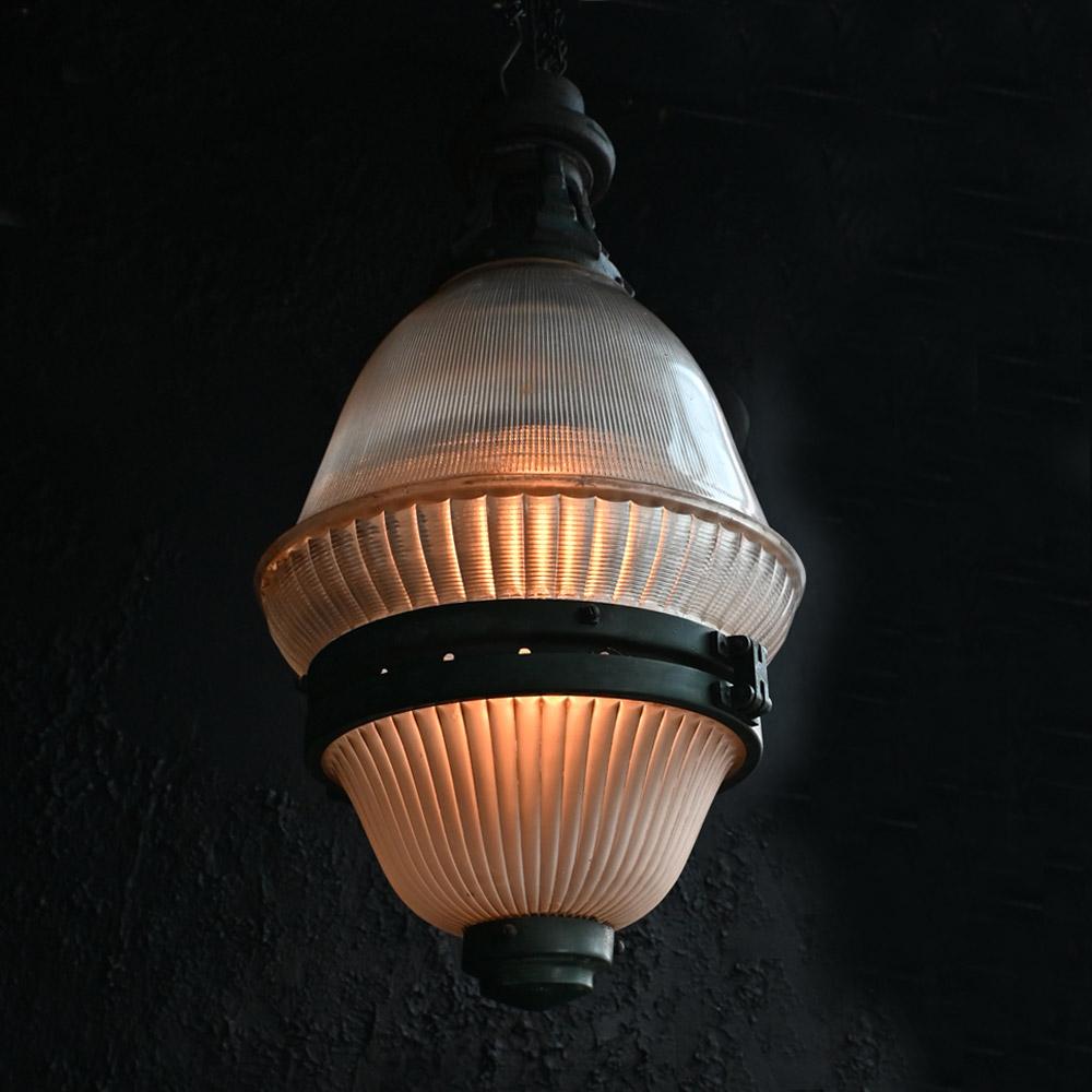 Riesige französische Holophane Lights aus dem frühen 20.  (Frühes 20. Jahrhundert) im Angebot