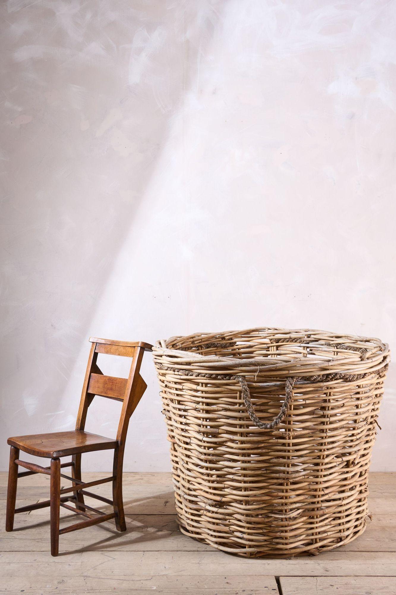 Il s'agit d'un très grand panier de moulin en osier du début du 20e siècle. Très bon état et solide. Il est légèrement penché d'un côté, mais tout cela fait partie de son caractère et de son charme. Poignées en corde d'origine et belle patine