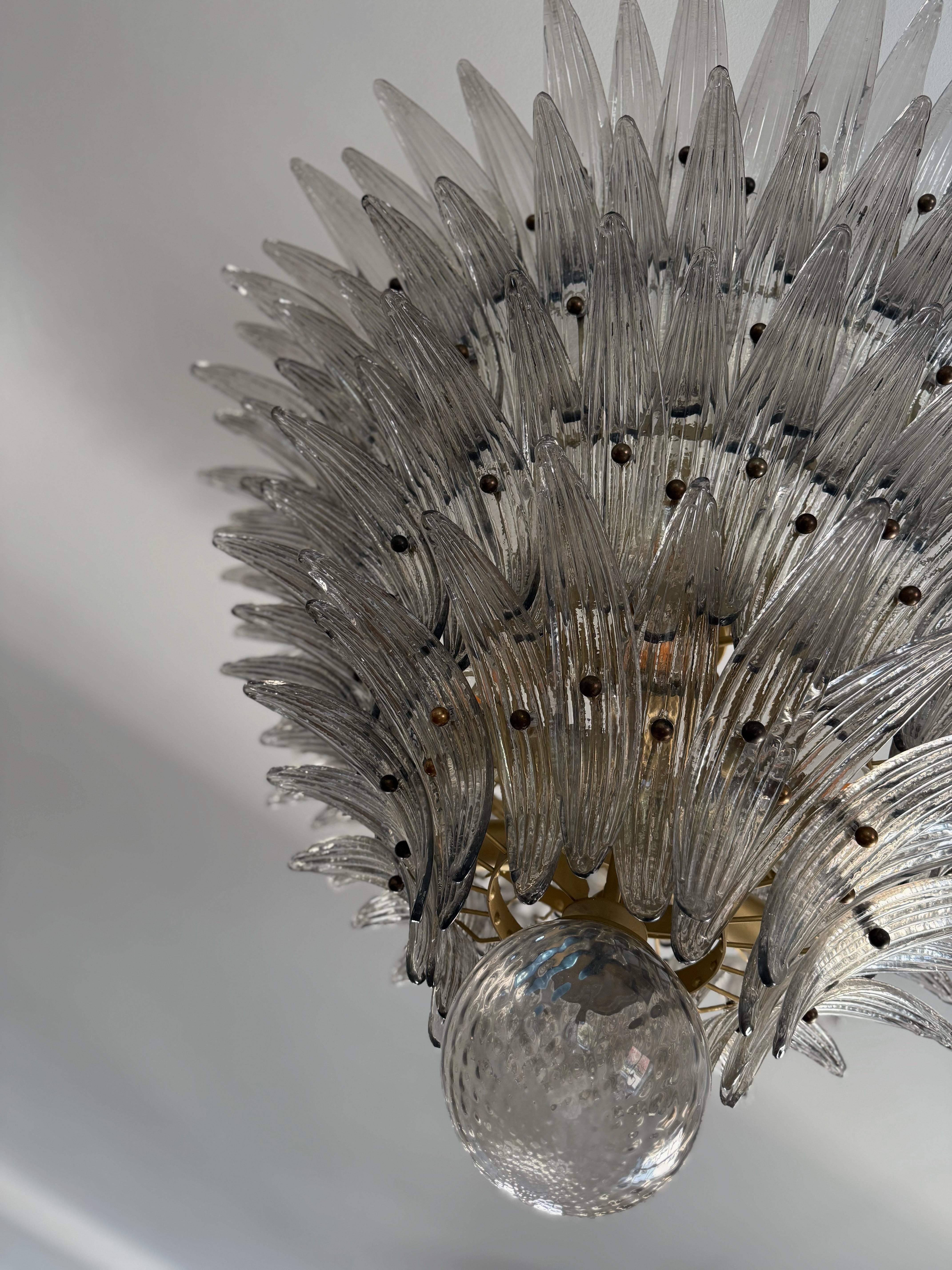 Enorme lampadario eclettico in piume di Murano in stile tropicale con vetro grigio affumicato in vendita 3