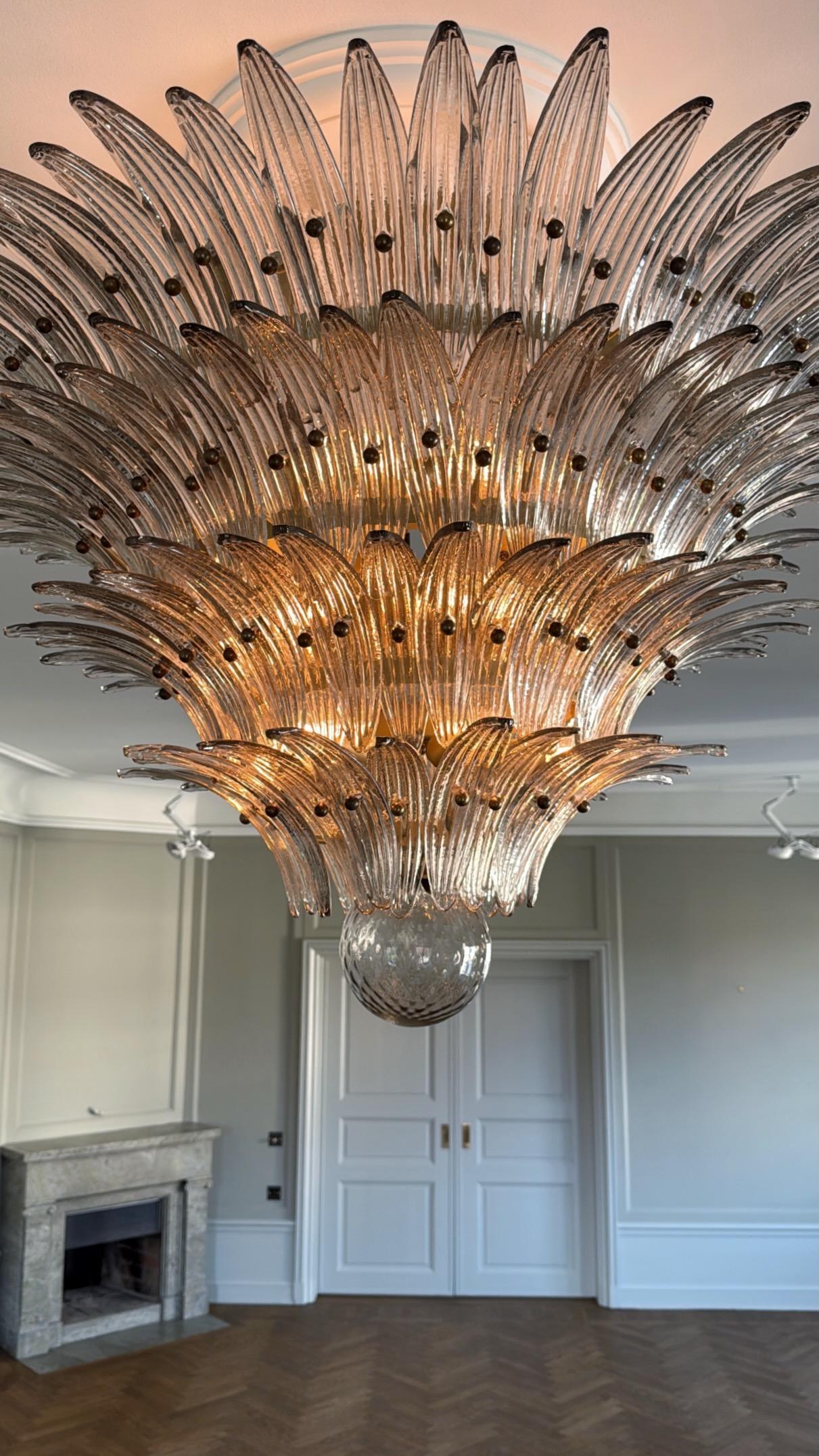 Enorme lampadario eclettico in piume di Murano in stile tropicale con vetro grigio affumicato in vendita 5