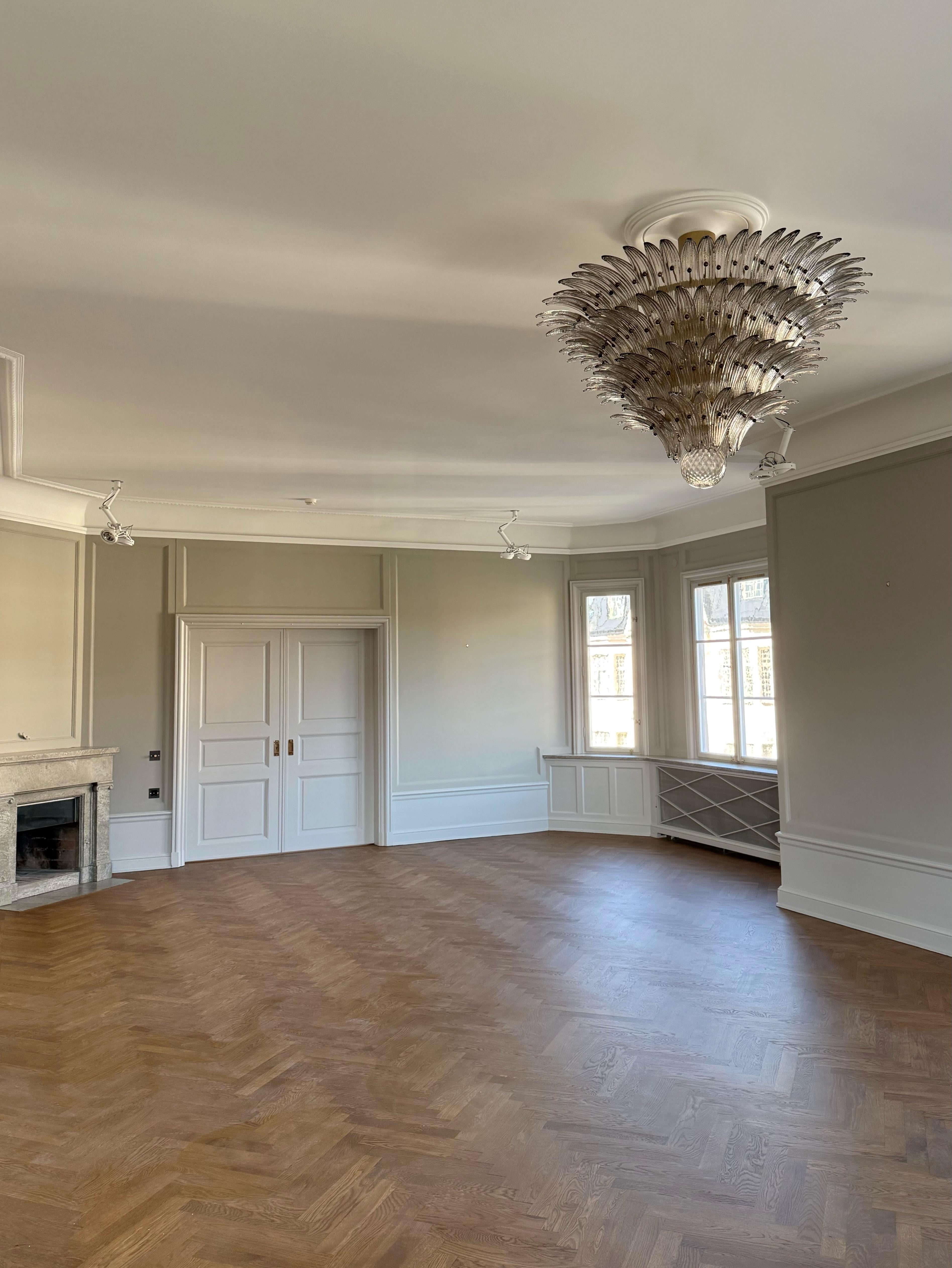 Lampadario di Murano XL grande per corridoio o scala in stile eclettico tropicale.
Lampadario italiano in stile anni '70 con piume di vetro di Murano in vetro grigio fumé, disposte su quattro livelli e montate su una struttura a lampada in vetro di