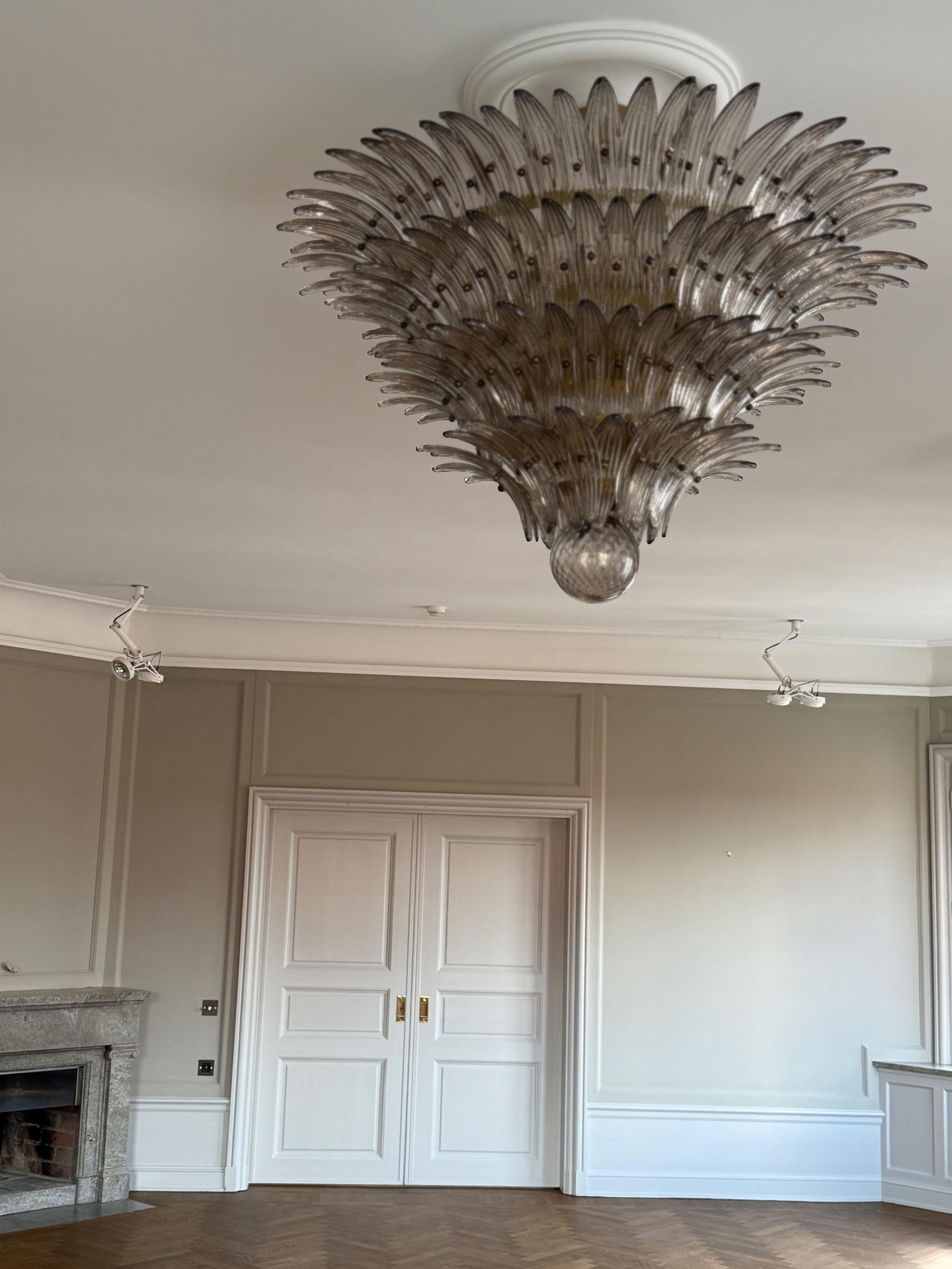 Mid-Century moderno Enorme lampadario eclettico in piume di Murano in stile tropicale con vetro grigio affumicato in vendita